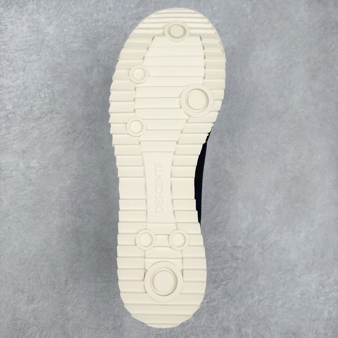 图片[9]-DESCENTE Sport Style Chron Racer迪桑特舒适百搭防滑耐磨低帮生活休闲鞋 是一款集复古与现代于一体的低帮跑步鞋 简洁的牛皮鞋面不仅彰显出时尚的质感 还适用于多种场合的穿搭 这款鞋子的透气性能极佳 轻质弹性鞋底则提供了良好的舒适度和耐磨性 使你在行走或跑步时都能感受到脚底的柔软与支撑 尺码：36 36.5 37.5 38 38.5 39 40 40.5 41 42 42.5 43 44 44.5 45-选品中心