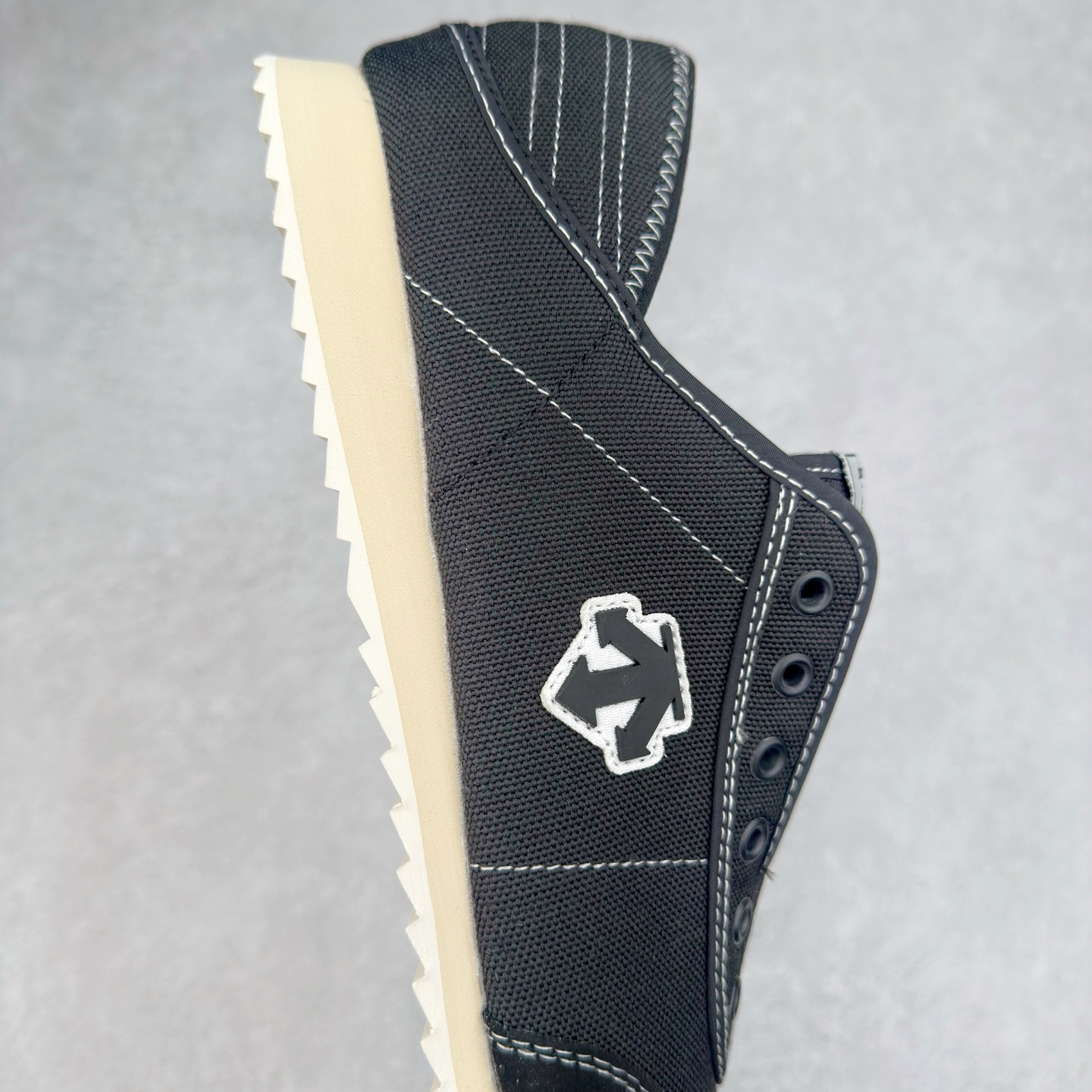 图片[6]-DESCENTE Sport Style Chron Racer迪桑特舒适百搭防滑耐磨低帮生活休闲鞋 是一款集复古与现代于一体的低帮跑步鞋 简洁的牛皮鞋面不仅彰显出时尚的质感 还适用于多种场合的穿搭 这款鞋子的透气性能极佳 轻质弹性鞋底则提供了良好的舒适度和耐磨性 使你在行走或跑步时都能感受到脚底的柔软与支撑 尺码：36 36.5 37.5 38 38.5 39 40 40.5 41 42 42.5 43 44 44.5 45-选品中心