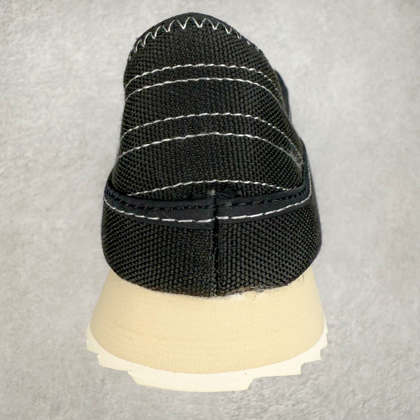 图片[8]-DESCENTE Sport Style Chron Racer迪桑特舒适百搭防滑耐磨低帮生活休闲鞋 是一款集复古与现代于一体的低帮跑步鞋 简洁的牛皮鞋面不仅彰显出时尚的质感 还适用于多种场合的穿搭 这款鞋子的透气性能极佳 轻质弹性鞋底则提供了良好的舒适度和耐磨性 使你在行走或跑步时都能感受到脚底的柔软与支撑 尺码：36 36.5 37.5 38 38.5 39 40 40.5 41 42 42.5 43 44 44.5 45-选品中心