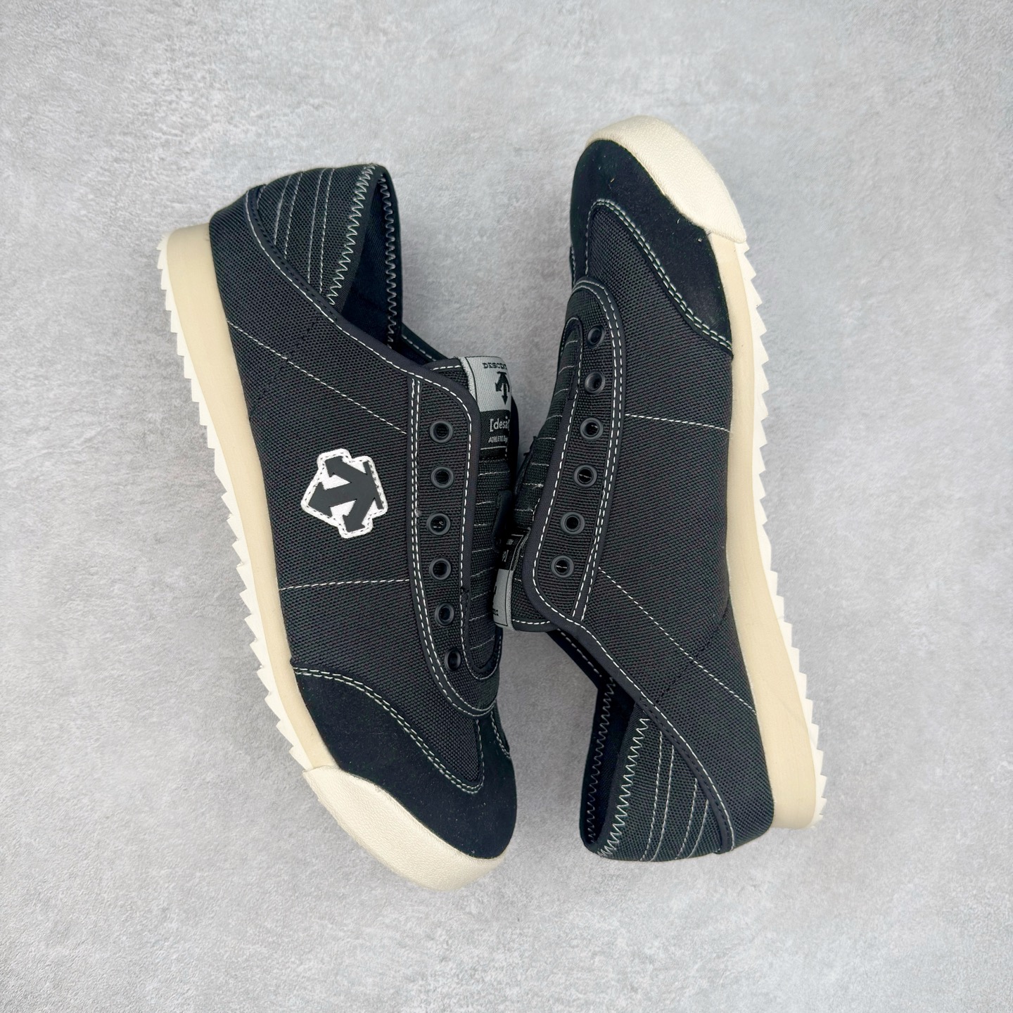 图片[3]-DESCENTE Sport Style Chron Racer迪桑特舒适百搭防滑耐磨低帮生活休闲鞋 是一款集复古与现代于一体的低帮跑步鞋 简洁的牛皮鞋面不仅彰显出时尚的质感 还适用于多种场合的穿搭 这款鞋子的透气性能极佳 轻质弹性鞋底则提供了良好的舒适度和耐磨性 使你在行走或跑步时都能感受到脚底的柔软与支撑 尺码：36 36.5 37.5 38 38.5 39 40 40.5 41 42 42.5 43 44 44.5 45-选品中心