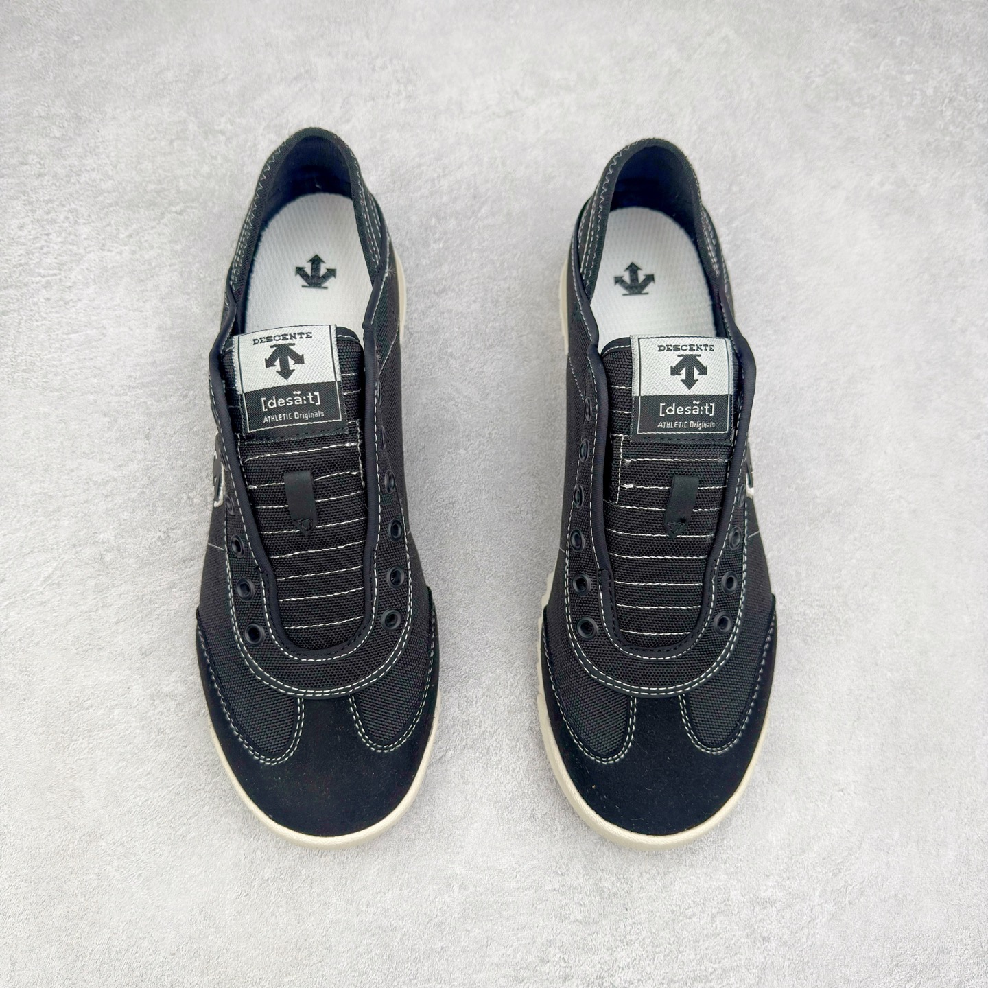 图片[2]-DESCENTE Sport Style Chron Racer迪桑特舒适百搭防滑耐磨低帮生活休闲鞋 是一款集复古与现代于一体的低帮跑步鞋 简洁的牛皮鞋面不仅彰显出时尚的质感 还适用于多种场合的穿搭 这款鞋子的透气性能极佳 轻质弹性鞋底则提供了良好的舒适度和耐磨性 使你在行走或跑步时都能感受到脚底的柔软与支撑 尺码：36 36.5 37.5 38 38.5 39 40 40.5 41 42 42.5 43 44 44.5 45-选品中心