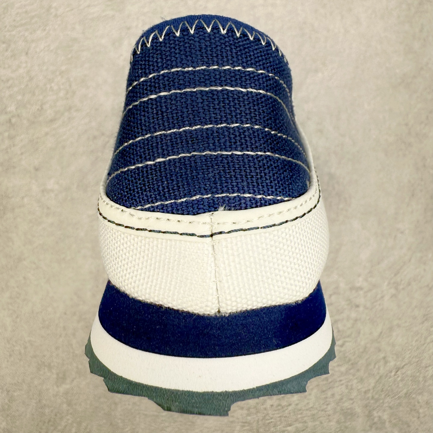 图片[8]-DESCENTE Sport Style Chron Racer迪桑特舒适百搭防滑耐磨低帮生活休闲鞋 是一款集复古与现代于一体的低帮跑步鞋 简洁的牛皮鞋面不仅彰显出时尚的质感 还适用于多种场合的穿搭 这款鞋子的透气性能极佳 轻质弹性鞋底则提供了良好的舒适度和耐磨性 使你在行走或跑步时都能感受到脚底的柔软与支撑 尺码：36 36.5 37.5 38 38.5 39 40 40.5 41 42 42.5 43 44 44.5 45-选品中心