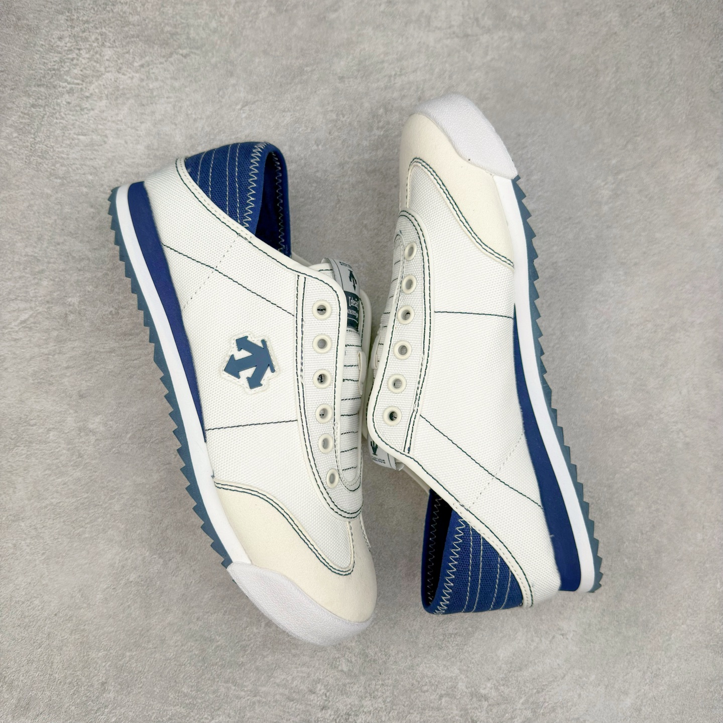 图片[3]-DESCENTE Sport Style Chron Racer迪桑特舒适百搭防滑耐磨低帮生活休闲鞋 是一款集复古与现代于一体的低帮跑步鞋 简洁的牛皮鞋面不仅彰显出时尚的质感 还适用于多种场合的穿搭 这款鞋子的透气性能极佳 轻质弹性鞋底则提供了良好的舒适度和耐磨性 使你在行走或跑步时都能感受到脚底的柔软与支撑 尺码：36 36.5 37.5 38 38.5 39 40 40.5 41 42 42.5 43 44 44.5 45-选品中心