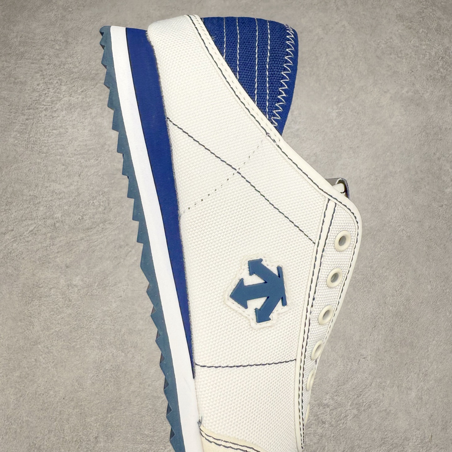 图片[6]-DESCENTE Sport Style Chron Racer迪桑特舒适百搭防滑耐磨低帮生活休闲鞋 是一款集复古与现代于一体的低帮跑步鞋 简洁的牛皮鞋面不仅彰显出时尚的质感 还适用于多种场合的穿搭 这款鞋子的透气性能极佳 轻质弹性鞋底则提供了良好的舒适度和耐磨性 使你在行走或跑步时都能感受到脚底的柔软与支撑 尺码：36 36.5 37.5 38 38.5 39 40 40.5 41 42 42.5 43 44 44.5 45-选品中心