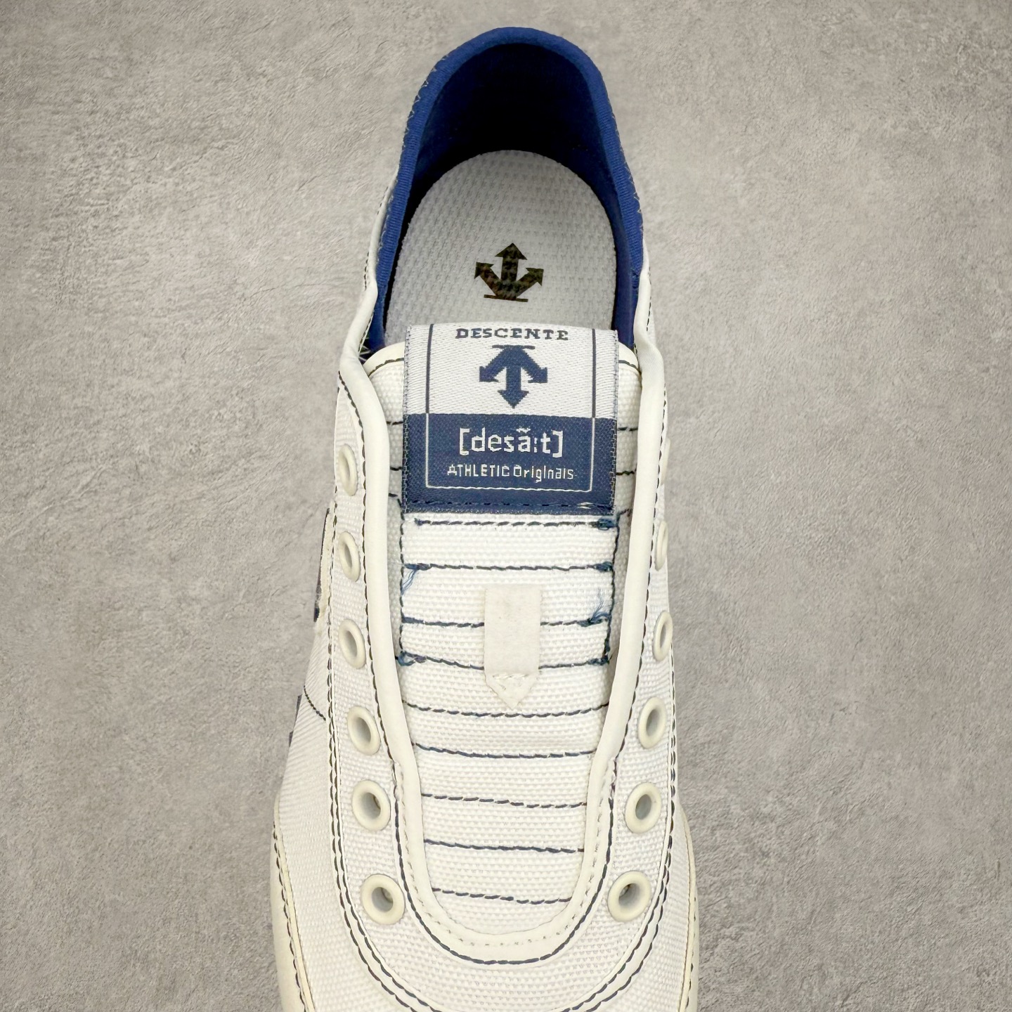 图片[5]-DESCENTE Sport Style Chron Racer迪桑特舒适百搭防滑耐磨低帮生活休闲鞋 是一款集复古与现代于一体的低帮跑步鞋 简洁的牛皮鞋面不仅彰显出时尚的质感 还适用于多种场合的穿搭 这款鞋子的透气性能极佳 轻质弹性鞋底则提供了良好的舒适度和耐磨性 使你在行走或跑步时都能感受到脚底的柔软与支撑 尺码：36 36.5 37.5 38 38.5 39 40 40.5 41 42 42.5 43 44 44.5 45-选品中心