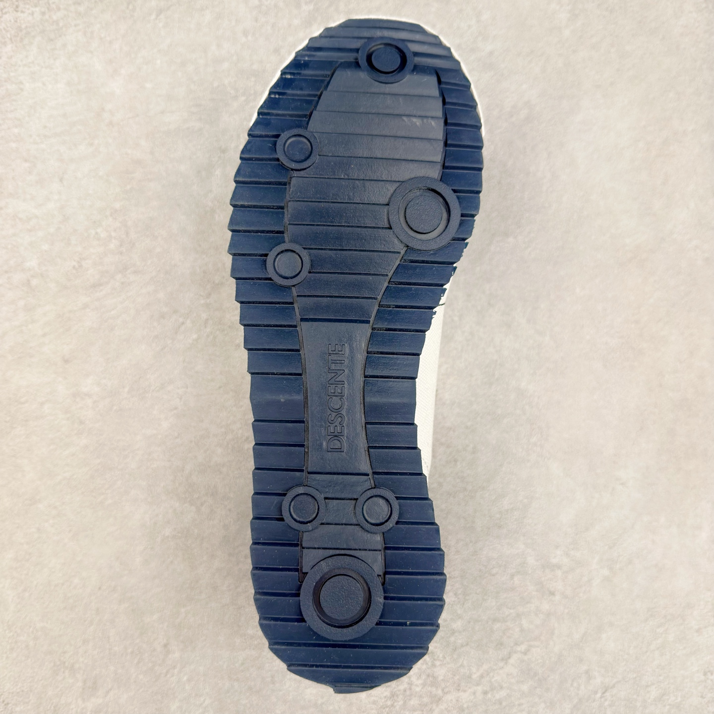 图片[9]-DESCENTE Sport Style Chron Racer迪桑特舒适百搭防滑耐磨低帮生活休闲鞋 是一款集复古与现代于一体的低帮跑步鞋 简洁的牛皮鞋面不仅彰显出时尚的质感 还适用于多种场合的穿搭 这款鞋子的透气性能极佳 轻质弹性鞋底则提供了良好的舒适度和耐磨性 使你在行走或跑步时都能感受到脚底的柔软与支撑 尺码：36 36.5 37.5 38 38.5 39 40 40.5 41 42 42.5 43 44 44.5 45-选品中心