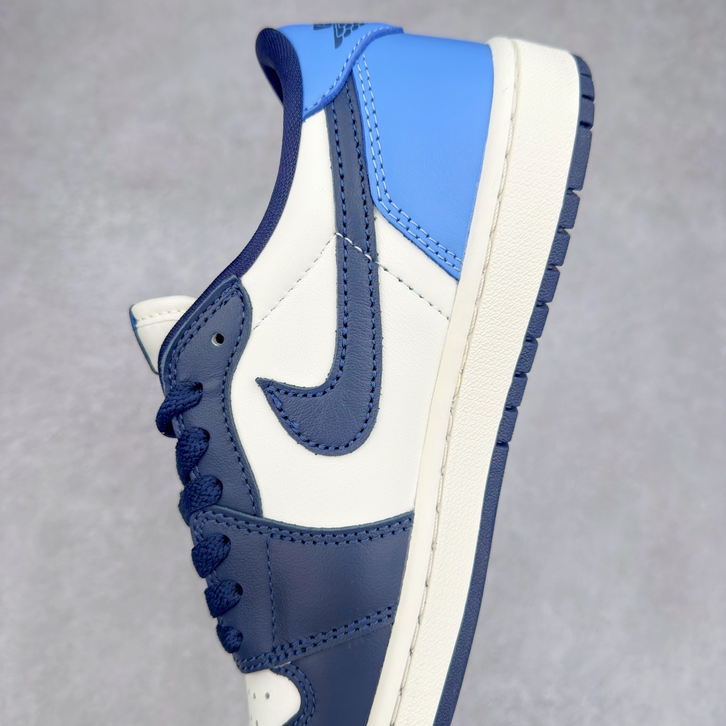 图片[7]-＃DT纯原 Air Jordan AJ1 Retro Low OG 黑曜石低帮 CZ0790-400 外贸特供 原楦原纸板开发 极致一眼正品既视感 原厂皮料 原厂拉帮工艺 全部采用原厂电脑车 针距 边距完全同步原鞋 特供皮料一致原鞋 鞋面清洁度最高QC检验标准 控制溢胶 飞翼3D高频深度立体 鞋盒、防尘纸 均采购来自原厂 尺码：36 36.5 37.5 38 38.5 39 40 40.5 41 42 42.5 43 44 44.5 45 46 47.5-选品中心