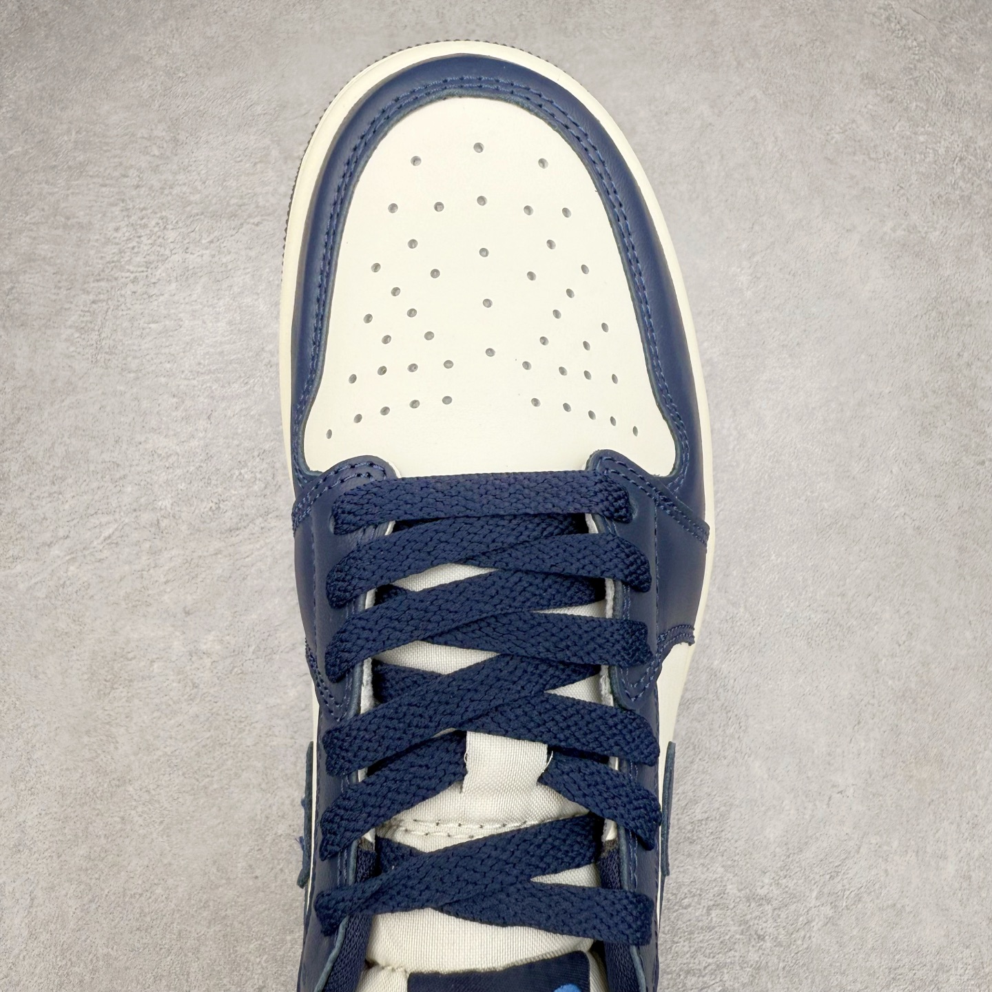 图片[4]-＃DT纯原 Air Jordan AJ1 Retro Low OG 黑曜石低帮 CZ0790-400 外贸特供 原楦原纸板开发 极致一眼正品既视感 原厂皮料 原厂拉帮工艺 全部采用原厂电脑车 针距 边距完全同步原鞋 特供皮料一致原鞋 鞋面清洁度最高QC检验标准 控制溢胶 飞翼3D高频深度立体 鞋盒、防尘纸 均采购来自原厂 尺码：36 36.5 37.5 38 38.5 39 40 40.5 41 42 42.5 43 44 44.5 45 46 47.5-选品中心