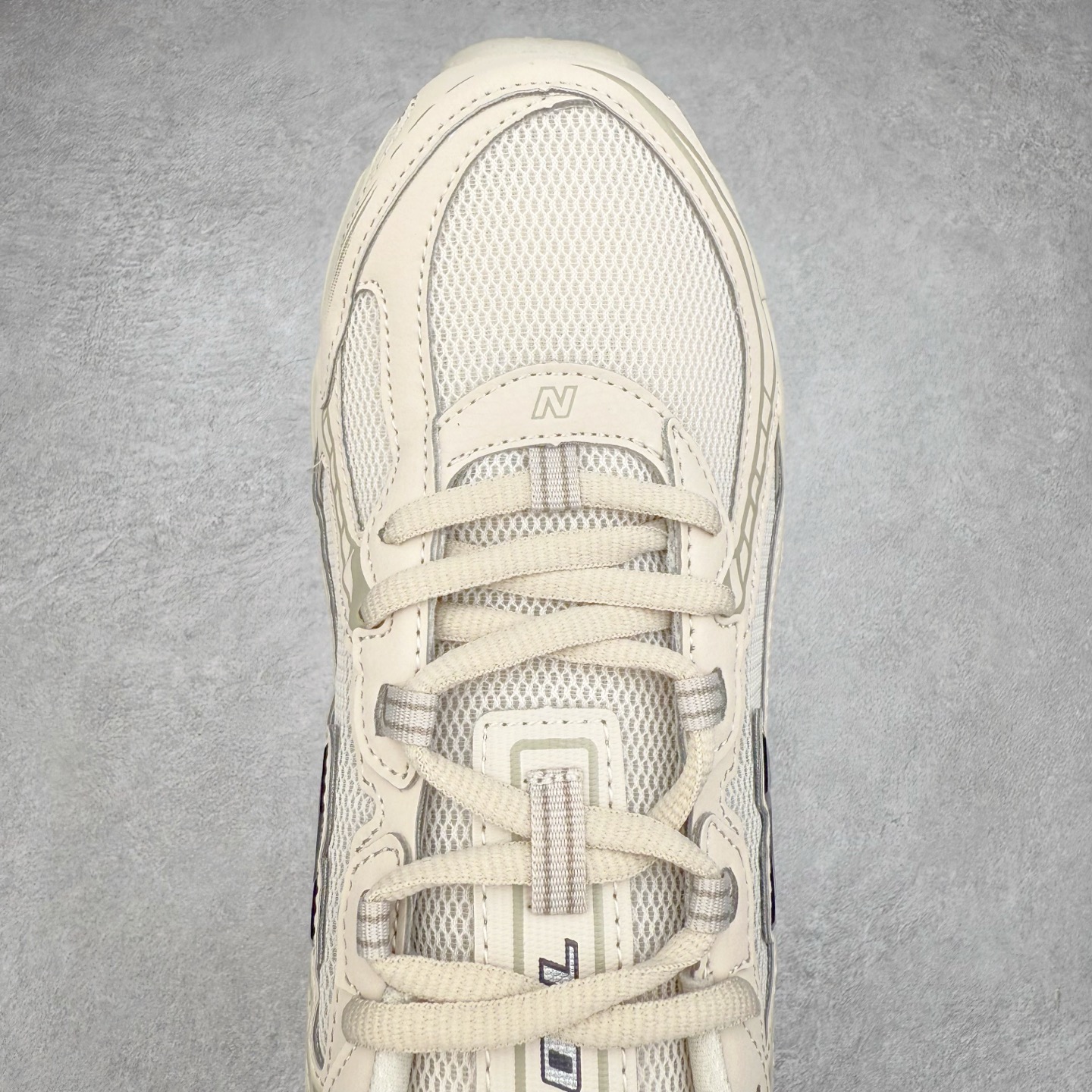 图片[4]-＃福利特价 New Balance MR740 NB新百伦系列复古老爹风休闲运动慢跑鞋 采用轻质牛剖革拼接透气网眼衬垫织物鞋面材质 T-Beam大底提供足步弓支撑 保持步态稳定#后跟搭载外露缓震胶 鞋身整体以各种深浅不一的灰色覆盖 鞋头以淡蓝色调装饰，网眼衬垫通过不规律的色块实现做旧的美感 泛黄的鞋底更是进一步增添了复古气息 尺码：36 37 37.5 38 38.5 39.5 40 40.5 41.5 42 42.5 43 44 45-选品中心