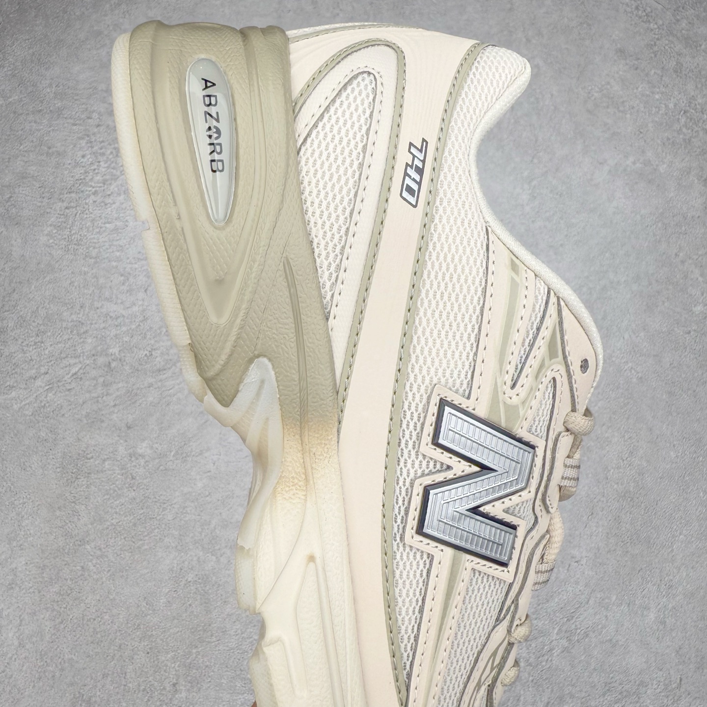 图片[6]-＃福利特价 New Balance MR740 NB新百伦系列复古老爹风休闲运动慢跑鞋 采用轻质牛剖革拼接透气网眼衬垫织物鞋面材质 T-Beam大底提供足步弓支撑 保持步态稳定#后跟搭载外露缓震胶 鞋身整体以各种深浅不一的灰色覆盖 鞋头以淡蓝色调装饰，网眼衬垫通过不规律的色块实现做旧的美感 泛黄的鞋底更是进一步增添了复古气息 尺码：36 37 37.5 38 38.5 39.5 40 40.5 41.5 42 42.5 43 44 45-选品中心