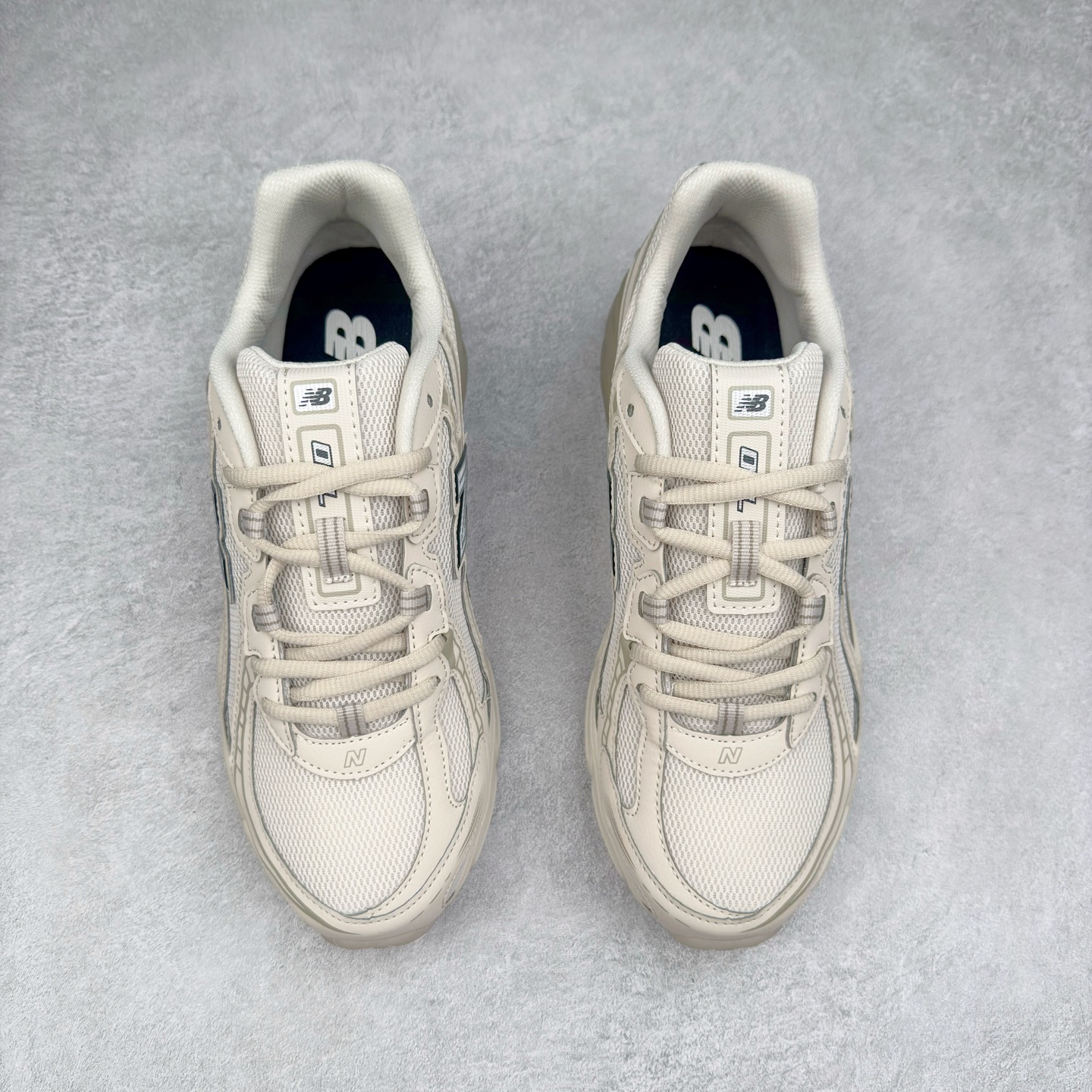 图片[2]-＃福利特价 New Balance MR740 NB新百伦系列复古老爹风休闲运动慢跑鞋 采用轻质牛剖革拼接透气网眼衬垫织物鞋面材质 T-Beam大底提供足步弓支撑 保持步态稳定#后跟搭载外露缓震胶 鞋身整体以各种深浅不一的灰色覆盖 鞋头以淡蓝色调装饰，网眼衬垫通过不规律的色块实现做旧的美感 泛黄的鞋底更是进一步增添了复古气息 尺码：36 37 37.5 38 38.5 39.5 40 40.5 41.5 42 42.5 43 44 45-选品中心