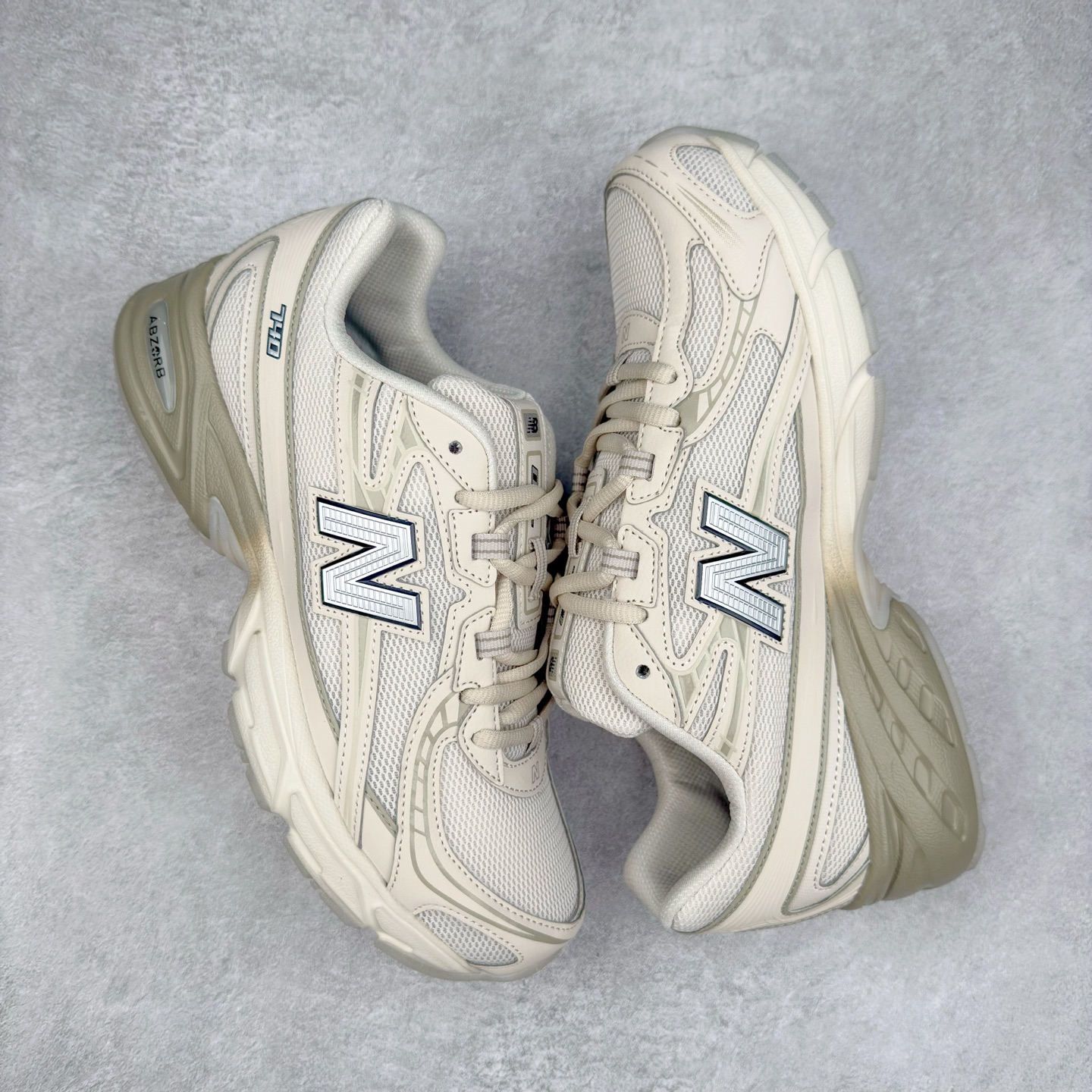 图片[3]-＃福利特价 New Balance MR740 NB新百伦系列复古老爹风休闲运动慢跑鞋 采用轻质牛剖革拼接透气网眼衬垫织物鞋面材质 T-Beam大底提供足步弓支撑 保持步态稳定#后跟搭载外露缓震胶 鞋身整体以各种深浅不一的灰色覆盖 鞋头以淡蓝色调装饰，网眼衬垫通过不规律的色块实现做旧的美感 泛黄的鞋底更是进一步增添了复古气息 尺码：36 37 37.5 38 38.5 39.5 40 40.5 41.5 42 42.5 43 44 45-选品中心