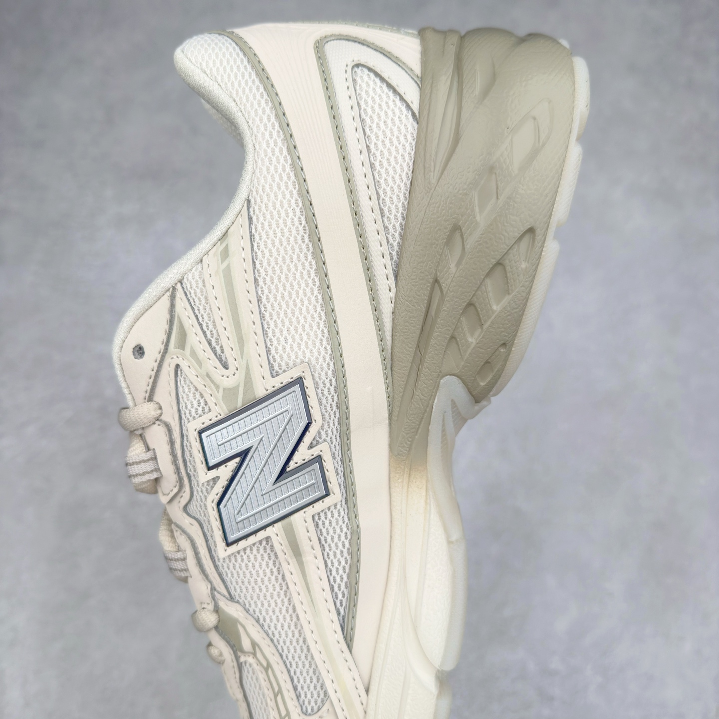 图片[7]-＃福利特价 New Balance MR740 NB新百伦系列复古老爹风休闲运动慢跑鞋 采用轻质牛剖革拼接透气网眼衬垫织物鞋面材质 T-Beam大底提供足步弓支撑 保持步态稳定#后跟搭载外露缓震胶 鞋身整体以各种深浅不一的灰色覆盖 鞋头以淡蓝色调装饰，网眼衬垫通过不规律的色块实现做旧的美感 泛黄的鞋底更是进一步增添了复古气息 尺码：36 37 37.5 38 38.5 39.5 40 40.5 41.5 42 42.5 43 44 45-选品中心