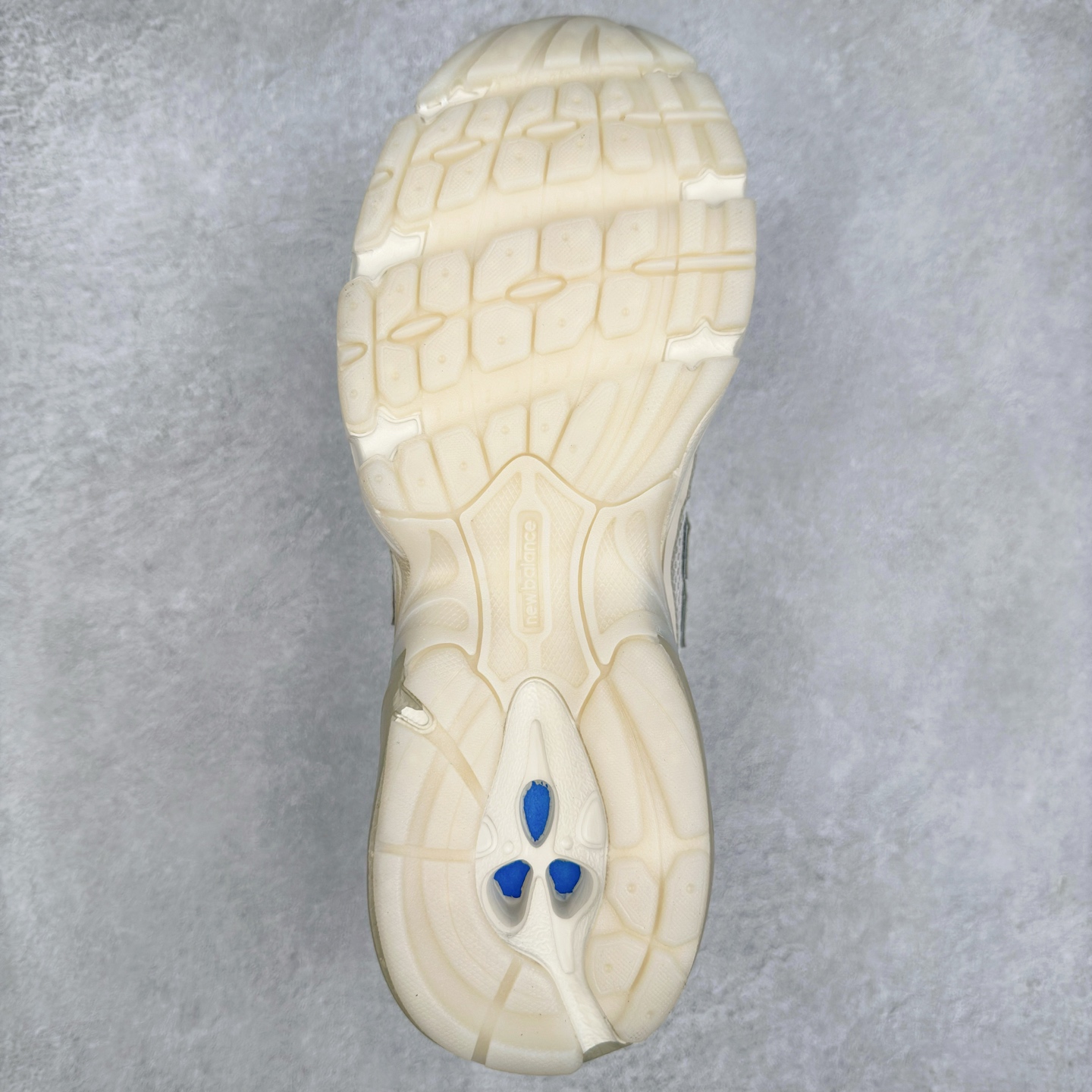 图片[9]-＃福利特价 New Balance MR740 NB新百伦系列复古老爹风休闲运动慢跑鞋 采用轻质牛剖革拼接透气网眼衬垫织物鞋面材质 T-Beam大底提供足步弓支撑 保持步态稳定#后跟搭载外露缓震胶 鞋身整体以各种深浅不一的灰色覆盖 鞋头以淡蓝色调装饰，网眼衬垫通过不规律的色块实现做旧的美感 泛黄的鞋底更是进一步增添了复古气息 尺码：36 37 37.5 38 38.5 39.5 40 40.5 41.5 42 42.5 43 44 45-选品中心