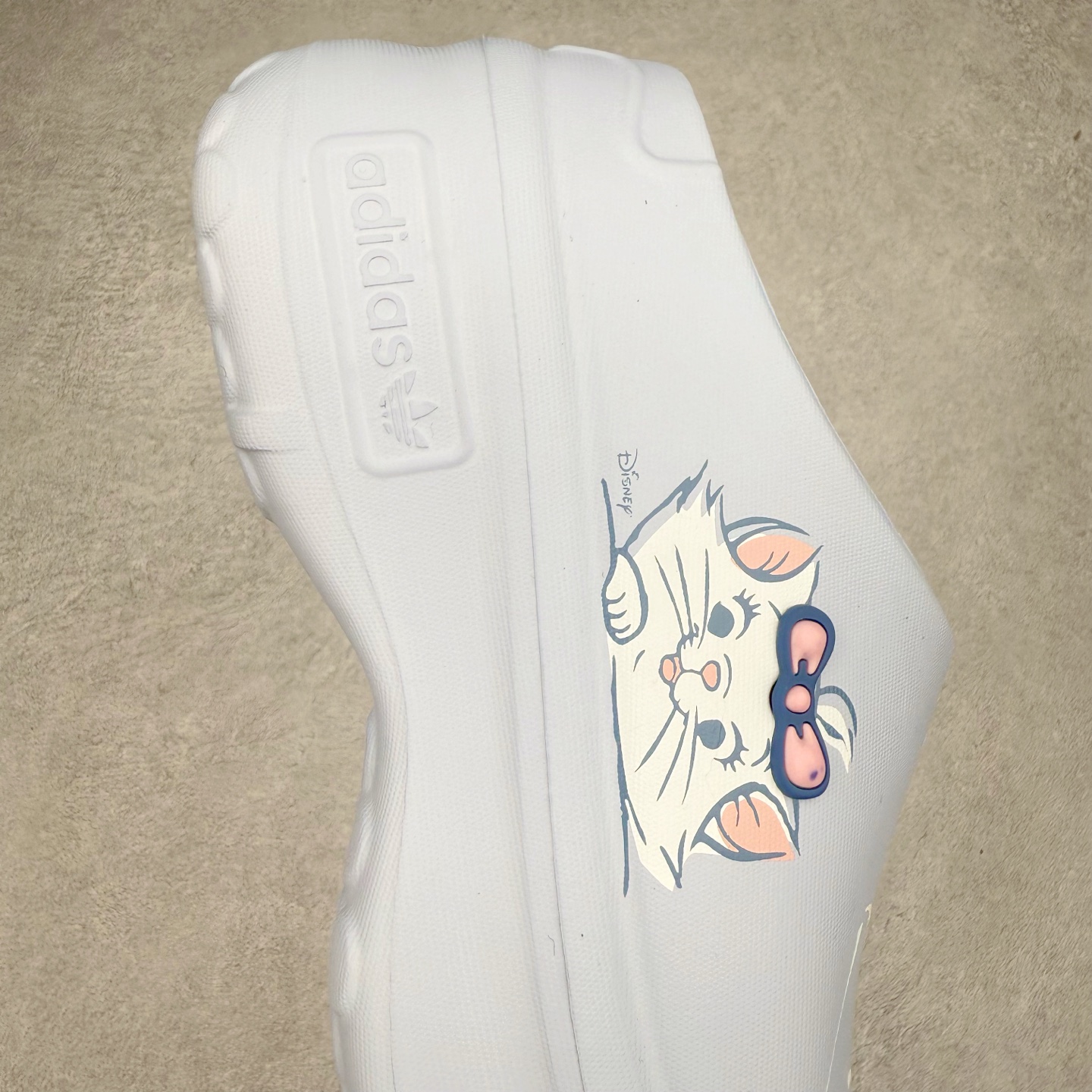 图片[6]-AD Originals AdiFOM Superstar Mule 防滑耐磨轻便运动凉鞋穆勒厨师鞋 这款拖鞋旨在致敬经典的贝壳头简约鞋面和后跟细节灵感源于原版 并通过厚实的比例和超光滑的触感 带来现代风格的革新 采用含有甘蔗制成的泡沫材料 心系环保 摆脱绑带或鞋带束缚 易于穿脱 保持舒适 采用天然可再生材料 旨在帮助减少塑料污染 偏小一码 尺码：36 37 38 39 40 41 42 43 44 45-选品中心