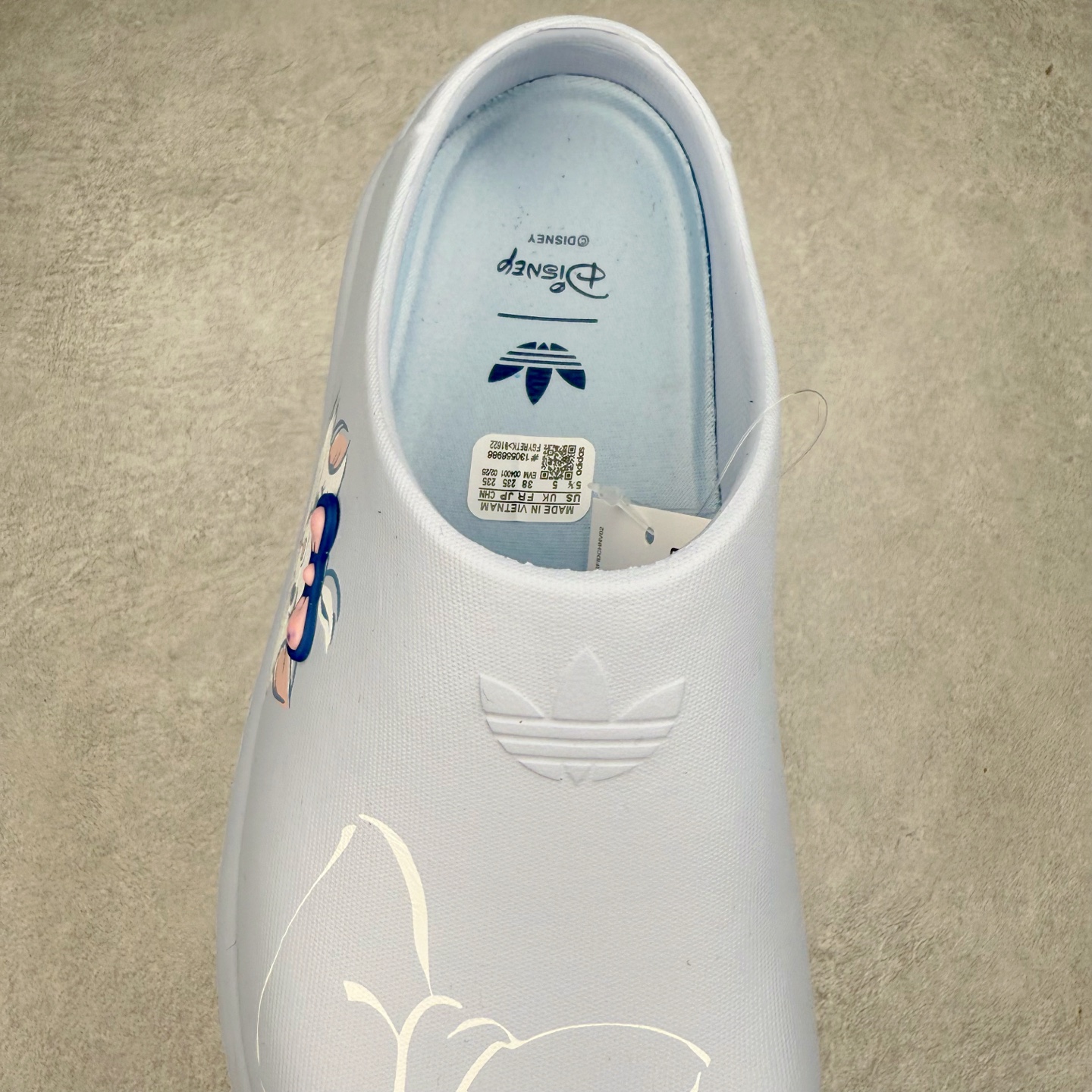 图片[5]-AD Originals AdiFOM Superstar Mule 防滑耐磨轻便运动凉鞋穆勒厨师鞋 这款拖鞋旨在致敬经典的贝壳头简约鞋面和后跟细节灵感源于原版 并通过厚实的比例和超光滑的触感 带来现代风格的革新 采用含有甘蔗制成的泡沫材料 心系环保 摆脱绑带或鞋带束缚 易于穿脱 保持舒适 采用天然可再生材料 旨在帮助减少塑料污染 偏小一码 尺码：36 37 38 39 40 41 42 43 44 45-选品中心