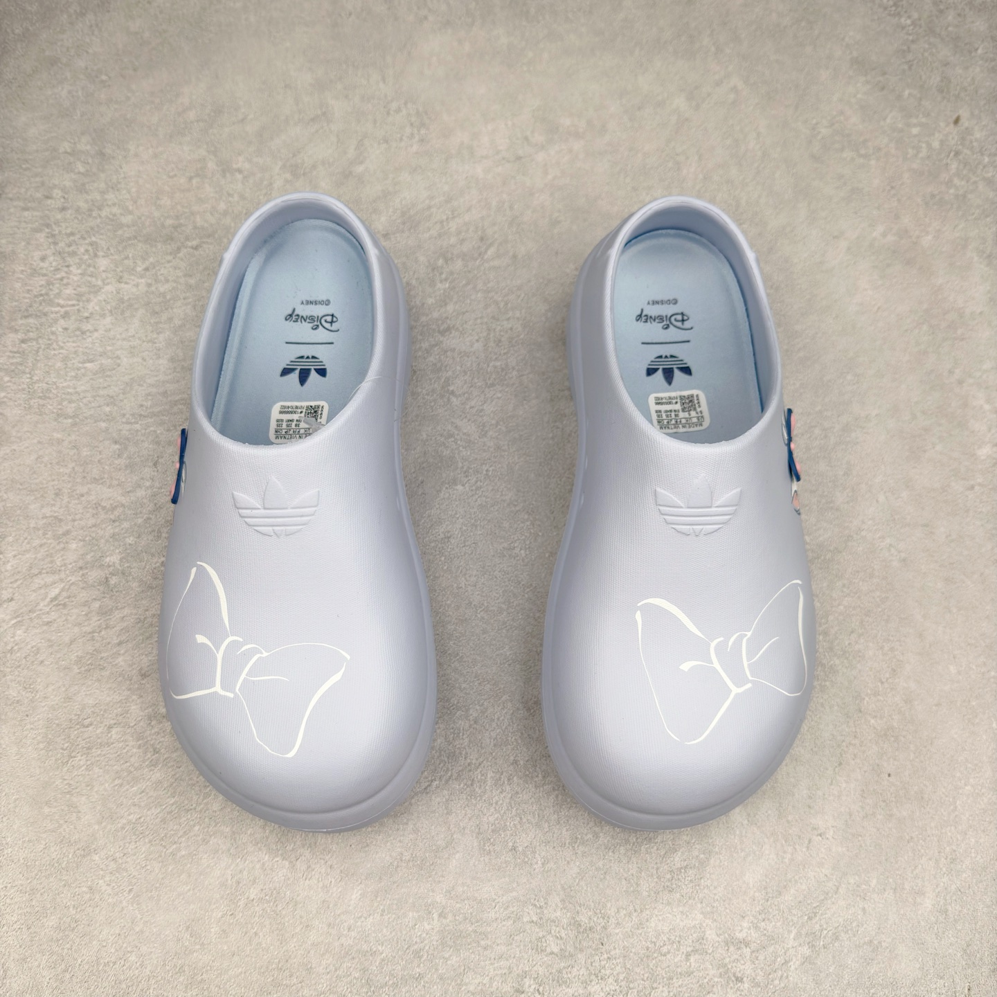 图片[2]-AD Originals AdiFOM Superstar Mule 防滑耐磨轻便运动凉鞋穆勒厨师鞋 这款拖鞋旨在致敬经典的贝壳头简约鞋面和后跟细节灵感源于原版 并通过厚实的比例和超光滑的触感 带来现代风格的革新 采用含有甘蔗制成的泡沫材料 心系环保 摆脱绑带或鞋带束缚 易于穿脱 保持舒适 采用天然可再生材料 旨在帮助减少塑料污染 偏小一码 尺码：36 37 38 39 40 41 42 43 44 45-选品中心