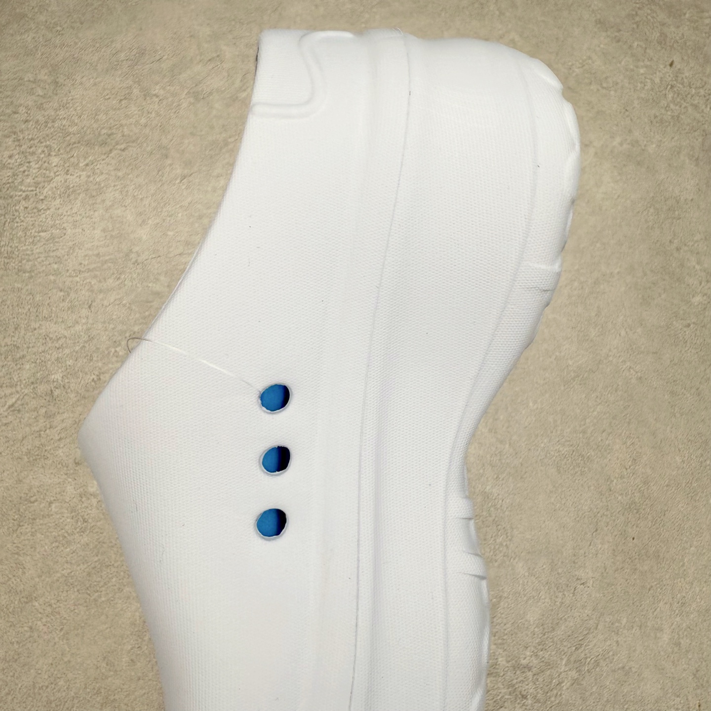 图片[7]-AD Originals AdiFOM Superstar Mule 防滑耐磨轻便运动凉鞋穆勒厨师鞋 这款拖鞋旨在致敬经典的贝壳头简约鞋面和后跟细节灵感源于原版 并通过厚实的比例和超光滑的触感 带来现代风格的革新 采用含有甘蔗制成的泡沫材料 心系环保 摆脱绑带或鞋带束缚 易于穿脱 保持舒适 采用天然可再生材料 旨在帮助减少塑料污染 偏小一码 尺码：36 37 38 39 40 41 42 43 44 45-选品中心