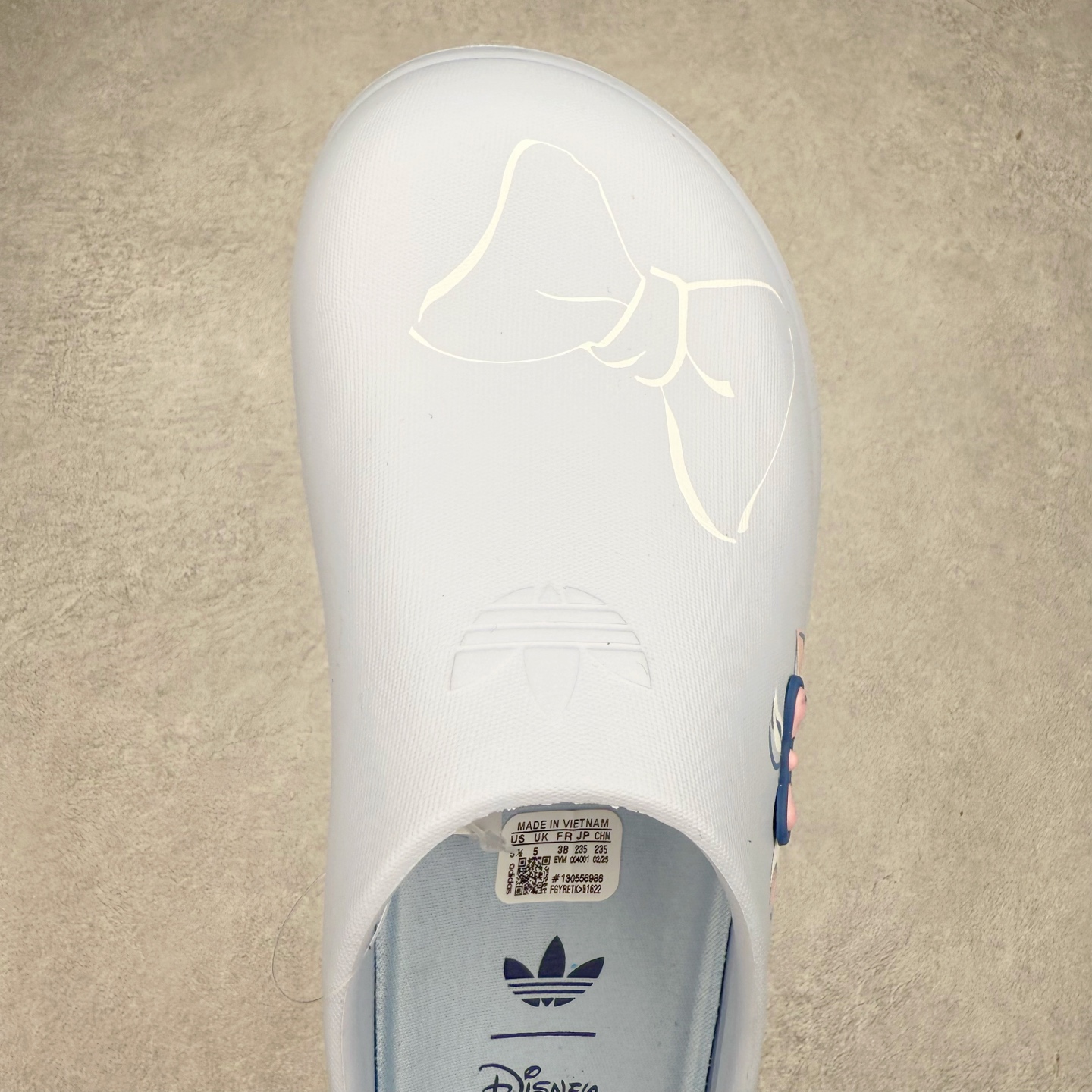 图片[4]-AD Originals AdiFOM Superstar Mule 防滑耐磨轻便运动凉鞋穆勒厨师鞋 这款拖鞋旨在致敬经典的贝壳头简约鞋面和后跟细节灵感源于原版 并通过厚实的比例和超光滑的触感 带来现代风格的革新 采用含有甘蔗制成的泡沫材料 心系环保 摆脱绑带或鞋带束缚 易于穿脱 保持舒适 采用天然可再生材料 旨在帮助减少塑料污染 偏小一码 尺码：36 37 38 39 40 41 42 43 44 45-选品中心