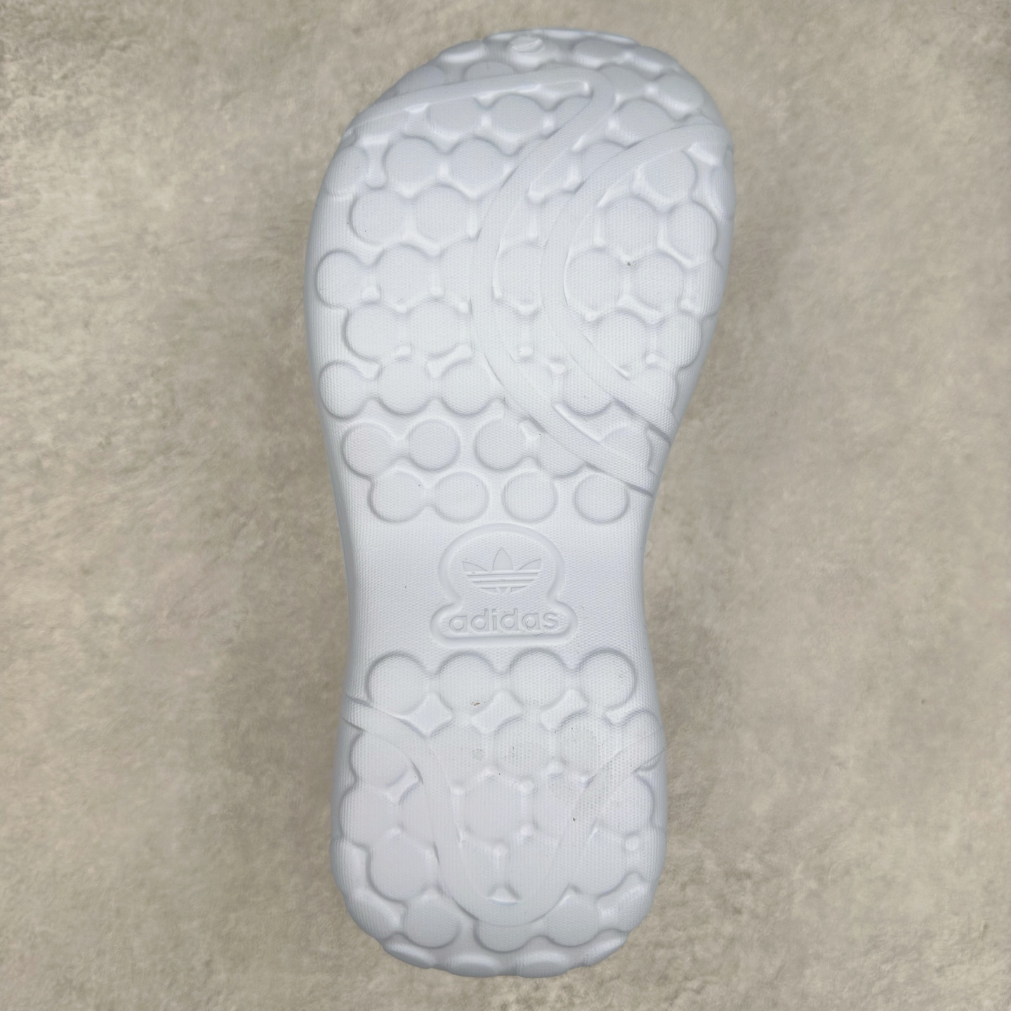 图片[9]-AD Originals AdiFOM Superstar Mule 防滑耐磨轻便运动凉鞋穆勒厨师鞋 这款拖鞋旨在致敬经典的贝壳头简约鞋面和后跟细节灵感源于原版 并通过厚实的比例和超光滑的触感 带来现代风格的革新 采用含有甘蔗制成的泡沫材料 心系环保 摆脱绑带或鞋带束缚 易于穿脱 保持舒适 采用天然可再生材料 旨在帮助减少塑料污染 偏小一码 尺码：36 37 38 39 40 41 42 43 44 45-选品中心