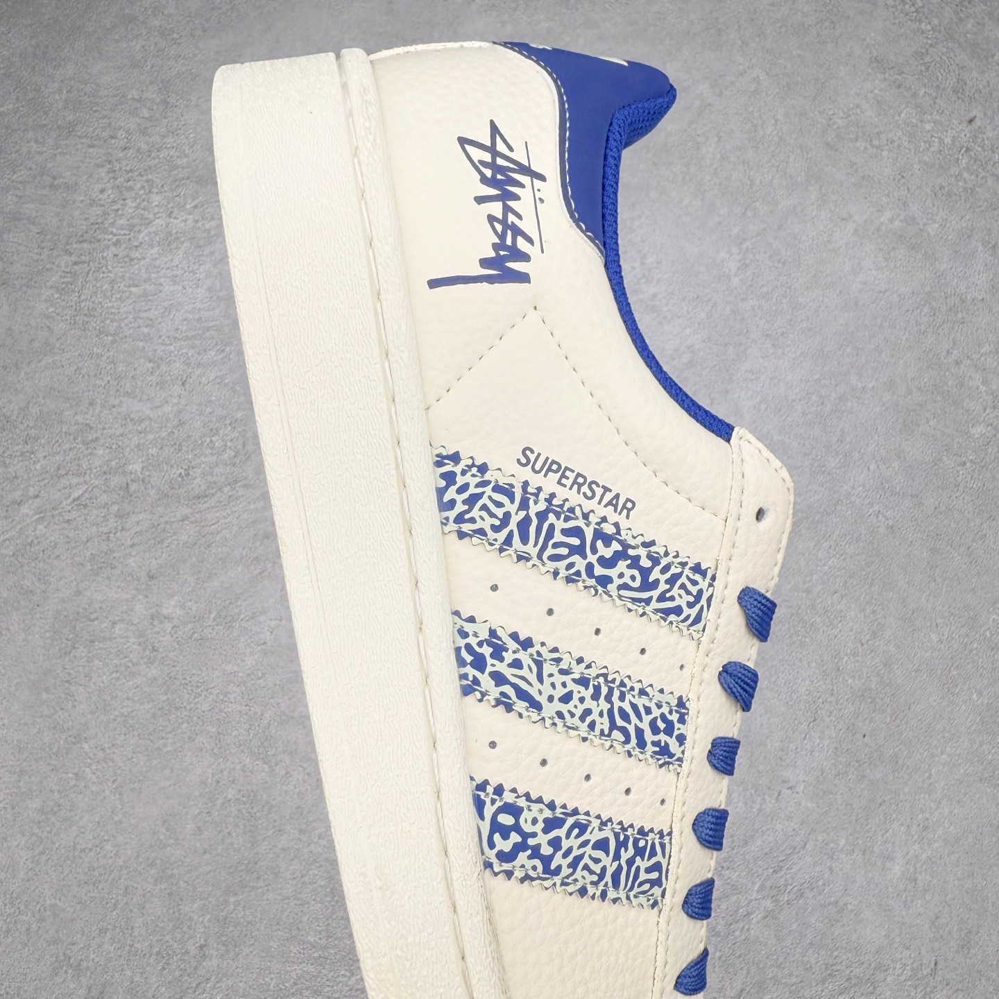 图片[6]-＃C2 AD Originals Superstar 经典复古贝壳头板鞋 XS0009 诞生于1969年 是第一双将全皮面鞋 身与橡胶鞋头结合在一起的低帮篮球鞋 Superstar最开始 是作为高帮篮球鞋Pro Model的低帮版本而出现的 但因为其独特和醒目的橡胶鞋头造型而让大家熟知 被大家形象地称为\\\”shelltoe\\\”贝壳头 在70年代的美国职业篮球场上 接近3/4的NBA球员都将这双Superstar作为场上用鞋 80年代之后 经过不断的改良和发展 Superstar逐渐成为横跨时装、音乐、街头文化、休闲和运动等各大领域的时尚潮鞋 尺码：36 36.5 37 38 38.5 39 40 40.5 41 42 42.5 43 44 44.5 45-选品中心