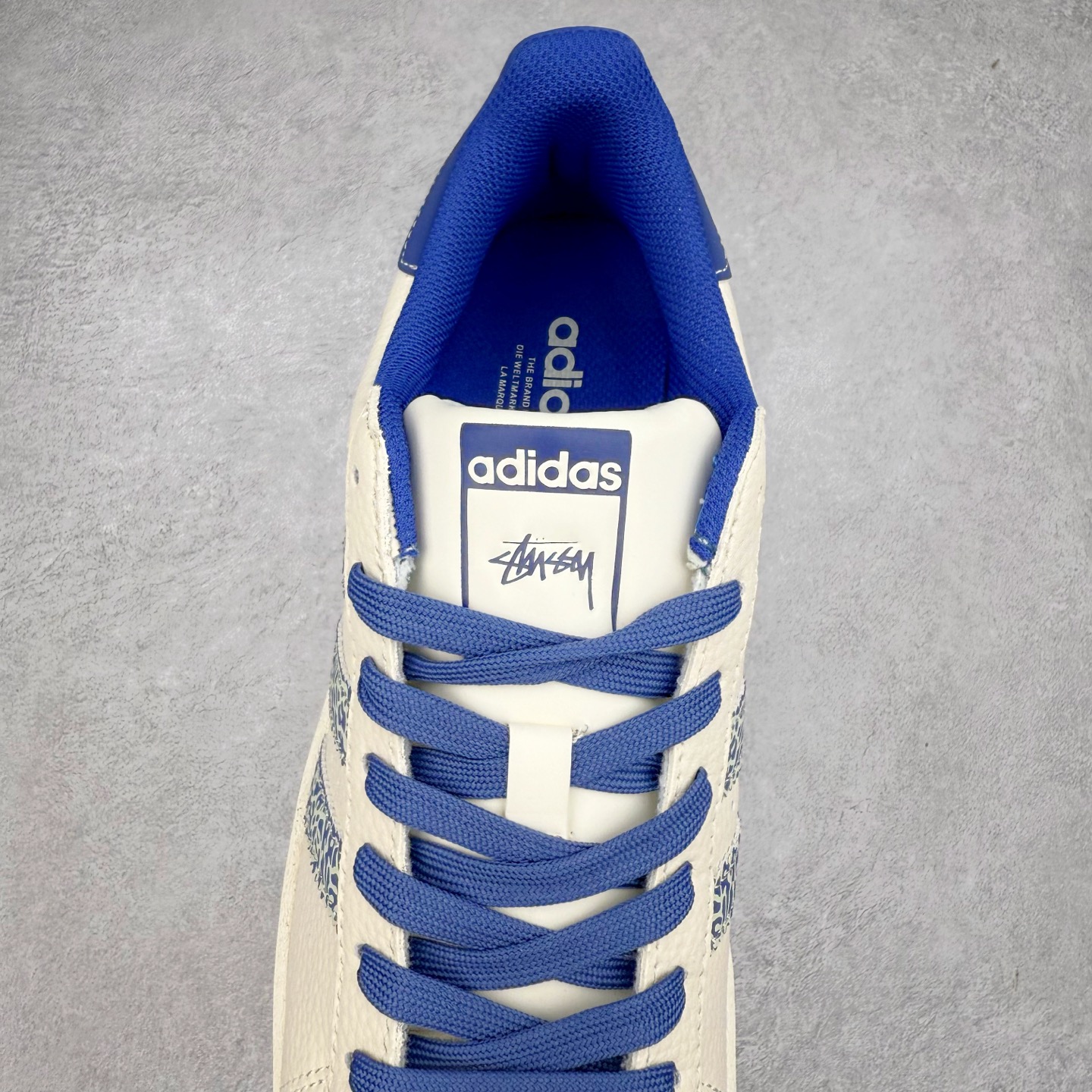 图片[5]-＃C2 AD Originals Superstar 经典复古贝壳头板鞋 XS0009 诞生于1969年 是第一双将全皮面鞋 身与橡胶鞋头结合在一起的低帮篮球鞋 Superstar最开始 是作为高帮篮球鞋Pro Model的低帮版本而出现的 但因为其独特和醒目的橡胶鞋头造型而让大家熟知 被大家形象地称为\\\”shelltoe\\\”贝壳头 在70年代的美国职业篮球场上 接近3/4的NBA球员都将这双Superstar作为场上用鞋 80年代之后 经过不断的改良和发展 Superstar逐渐成为横跨时装、音乐、街头文化、休闲和运动等各大领域的时尚潮鞋 尺码：36 36.5 37 38 38.5 39 40 40.5 41 42 42.5 43 44 44.5 45-选品中心