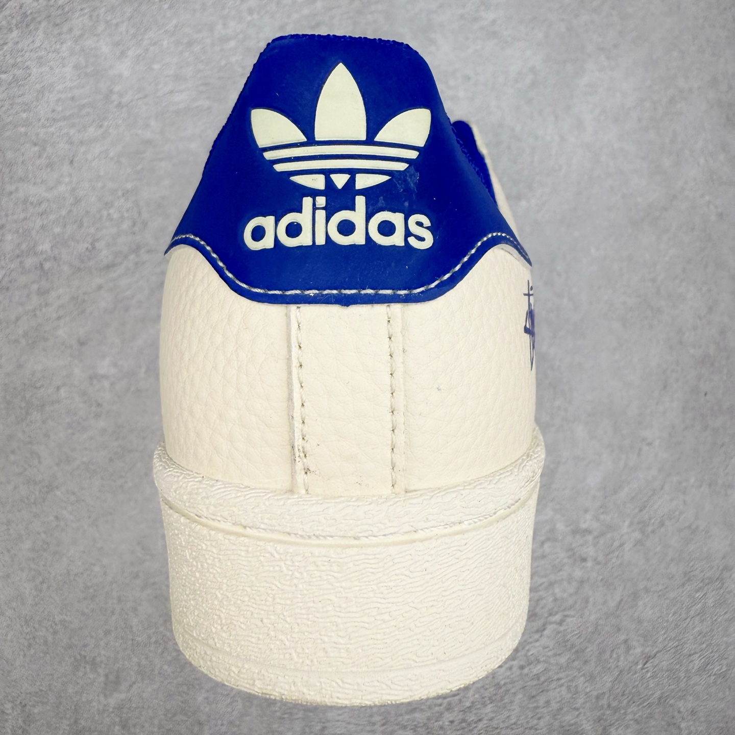 图片[8]-＃C2 AD Originals Superstar 经典复古贝壳头板鞋 XS0009 诞生于1969年 是第一双将全皮面鞋 身与橡胶鞋头结合在一起的低帮篮球鞋 Superstar最开始 是作为高帮篮球鞋Pro Model的低帮版本而出现的 但因为其独特和醒目的橡胶鞋头造型而让大家熟知 被大家形象地称为\\\”shelltoe\\\”贝壳头 在70年代的美国职业篮球场上 接近3/4的NBA球员都将这双Superstar作为场上用鞋 80年代之后 经过不断的改良和发展 Superstar逐渐成为横跨时装、音乐、街头文化、休闲和运动等各大领域的时尚潮鞋 尺码：36 36.5 37 38 38.5 39 40 40.5 41 42 42.5 43 44 44.5 45-选品中心