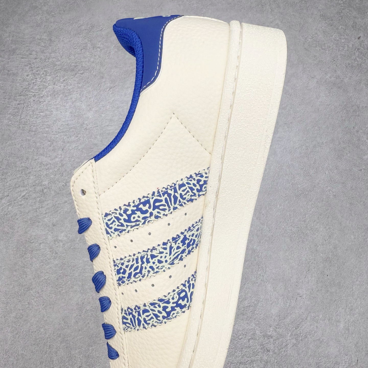 图片[7]-＃C2 AD Originals Superstar 经典复古贝壳头板鞋 XS0009 诞生于1969年 是第一双将全皮面鞋 身与橡胶鞋头结合在一起的低帮篮球鞋 Superstar最开始 是作为高帮篮球鞋Pro Model的低帮版本而出现的 但因为其独特和醒目的橡胶鞋头造型而让大家熟知 被大家形象地称为\\\”shelltoe\\\”贝壳头 在70年代的美国职业篮球场上 接近3/4的NBA球员都将这双Superstar作为场上用鞋 80年代之后 经过不断的改良和发展 Superstar逐渐成为横跨时装、音乐、街头文化、休闲和运动等各大领域的时尚潮鞋 尺码：36 36.5 37 38 38.5 39 40 40.5 41 42 42.5 43 44 44.5 45-选品中心