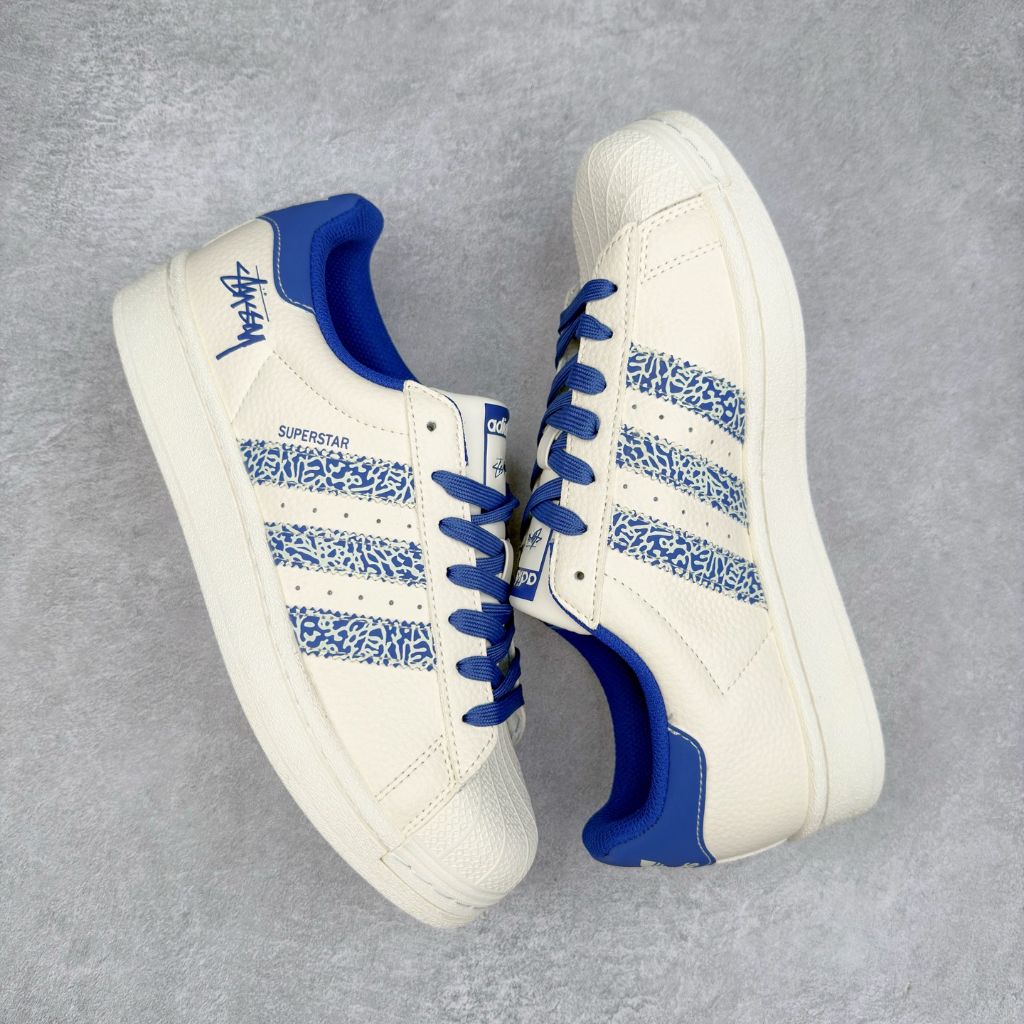 图片[3]-＃C2 AD Originals Superstar 经典复古贝壳头板鞋 XS0009 诞生于1969年 是第一双将全皮面鞋 身与橡胶鞋头结合在一起的低帮篮球鞋 Superstar最开始 是作为高帮篮球鞋Pro Model的低帮版本而出现的 但因为其独特和醒目的橡胶鞋头造型而让大家熟知 被大家形象地称为\\\”shelltoe\\\”贝壳头 在70年代的美国职业篮球场上 接近3/4的NBA球员都将这双Superstar作为场上用鞋 80年代之后 经过不断的改良和发展 Superstar逐渐成为横跨时装、音乐、街头文化、休闲和运动等各大领域的时尚潮鞋 尺码：36 36.5 37 38 38.5 39 40 40.5 41 42 42.5 43 44 44.5 45-选品中心