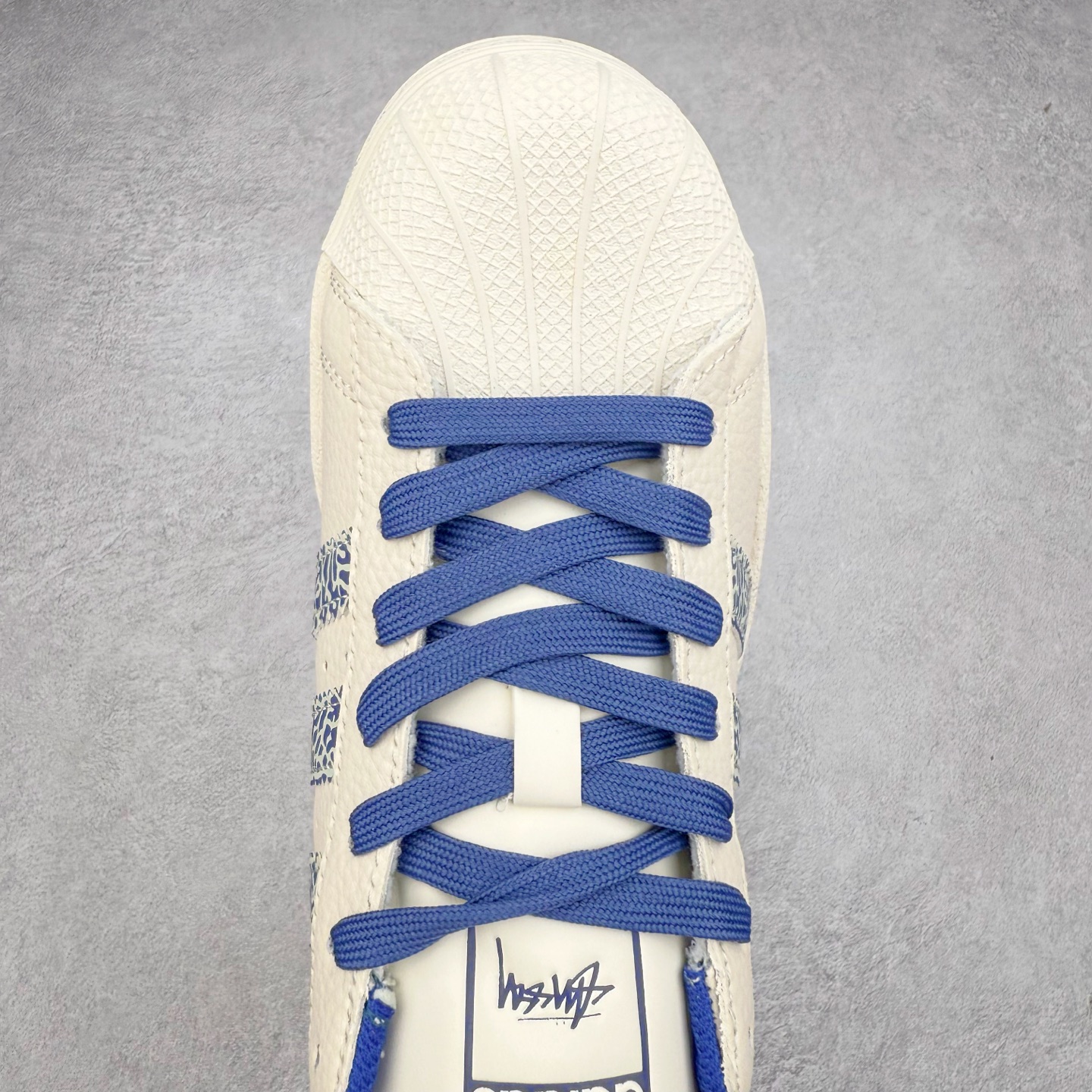 图片[4]-＃C2 AD Originals Superstar 经典复古贝壳头板鞋 XS0009 诞生于1969年 是第一双将全皮面鞋 身与橡胶鞋头结合在一起的低帮篮球鞋 Superstar最开始 是作为高帮篮球鞋Pro Model的低帮版本而出现的 但因为其独特和醒目的橡胶鞋头造型而让大家熟知 被大家形象地称为\\\”shelltoe\\\”贝壳头 在70年代的美国职业篮球场上 接近3/4的NBA球员都将这双Superstar作为场上用鞋 80年代之后 经过不断的改良和发展 Superstar逐渐成为横跨时装、音乐、街头文化、休闲和运动等各大领域的时尚潮鞋 尺码：36 36.5 37 38 38.5 39 40 40.5 41 42 42.5 43 44 44.5 45-选品中心