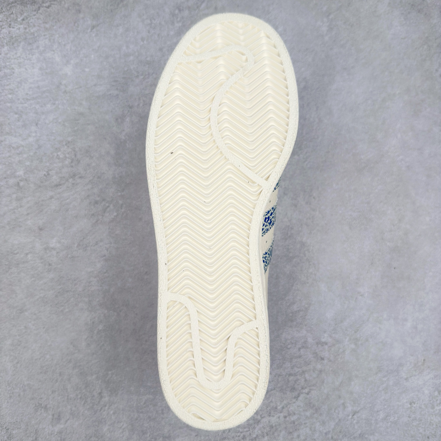 图片[9]-＃C2 AD Originals Superstar 经典复古贝壳头板鞋 XS0009 诞生于1969年 是第一双将全皮面鞋 身与橡胶鞋头结合在一起的低帮篮球鞋 Superstar最开始 是作为高帮篮球鞋Pro Model的低帮版本而出现的 但因为其独特和醒目的橡胶鞋头造型而让大家熟知 被大家形象地称为\\\”shelltoe\\\”贝壳头 在70年代的美国职业篮球场上 接近3/4的NBA球员都将这双Superstar作为场上用鞋 80年代之后 经过不断的改良和发展 Superstar逐渐成为横跨时装、音乐、街头文化、休闲和运动等各大领域的时尚潮鞋 尺码：36 36.5 37 38 38.5 39 40 40.5 41 42 42.5 43 44 44.5 45-选品中心