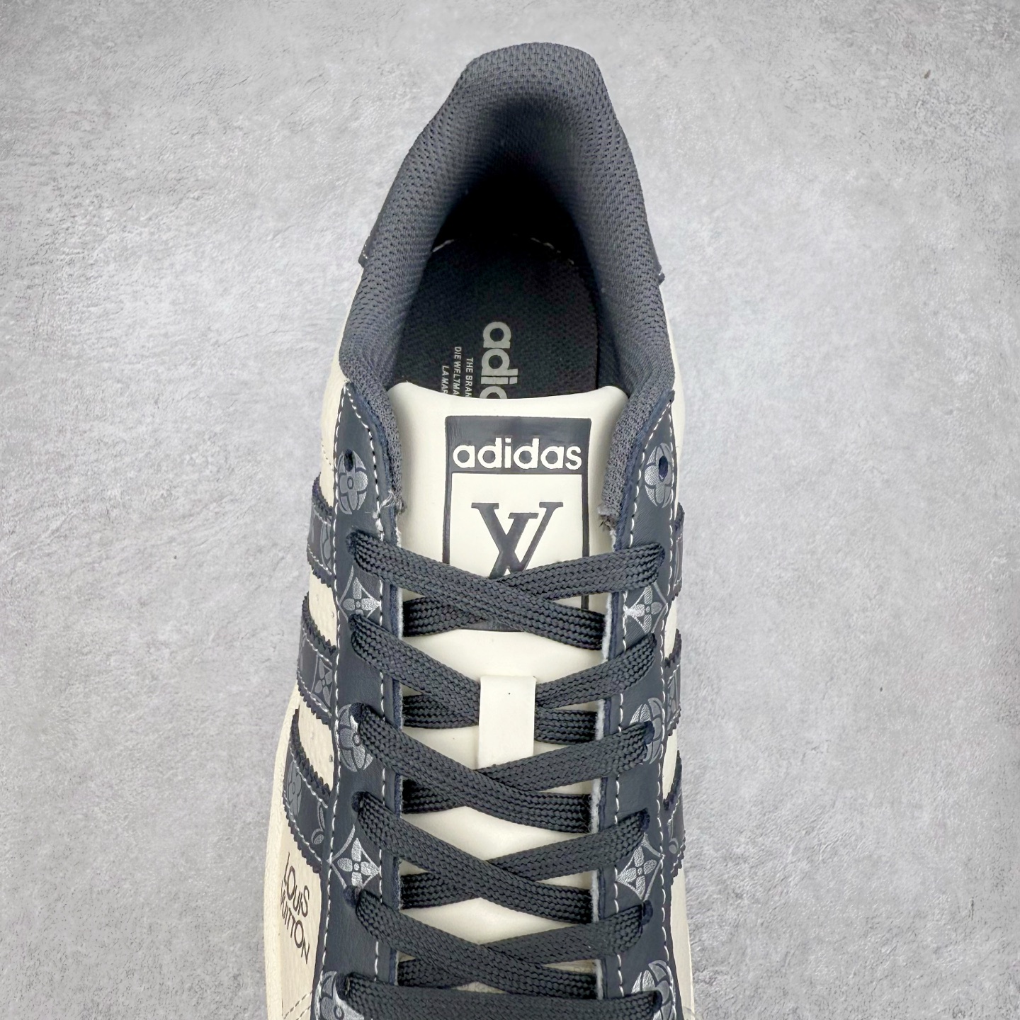 图片[5]-＃C2 AD Originals Superstar 经典复古贝壳头板鞋 AD8009 诞生于1969年 是第一双将全皮面鞋 身与橡胶鞋头结合在一起的低帮篮球鞋 Superstar最开始 是作为高帮篮球鞋Pro Model的低帮版本而出现的 但因为其独特和醒目的橡胶鞋头造型而让大家熟知 被大家形象地称为\\\”shelltoe\\\”贝壳头 在70年代的美国职业篮球场上 接近3/4的NBA球员都将这双Superstar作为场上用鞋 80年代之后 经过不断的改良和发展 Superstar逐渐成为横跨时装、音乐、街头文化、休闲和运动等各大领域的时尚潮鞋 尺码：36 36.5 37 38 38.5 39 40 40.5 41 42 42.5 43 44 44.5 45-选品中心