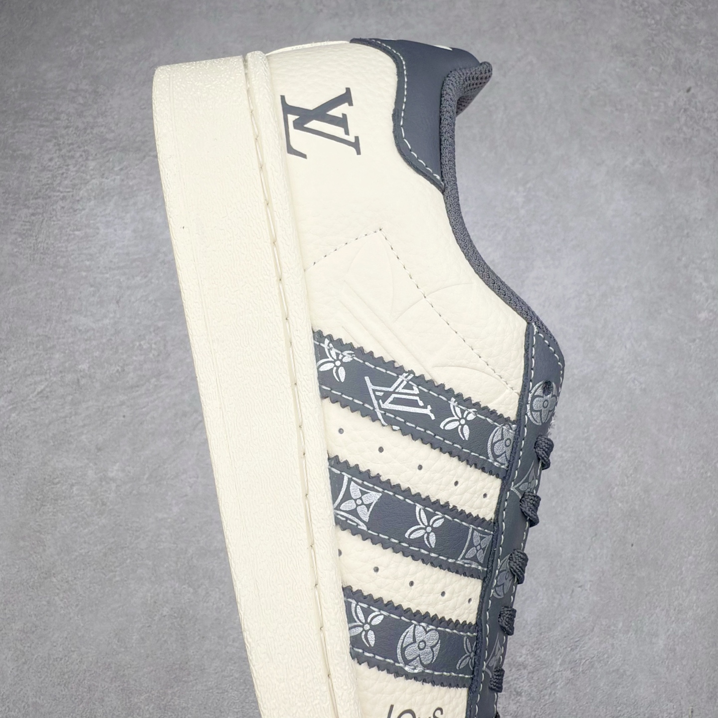 图片[6]-＃C2 AD Originals Superstar 经典复古贝壳头板鞋 AD8009 诞生于1969年 是第一双将全皮面鞋 身与橡胶鞋头结合在一起的低帮篮球鞋 Superstar最开始 是作为高帮篮球鞋Pro Model的低帮版本而出现的 但因为其独特和醒目的橡胶鞋头造型而让大家熟知 被大家形象地称为\\\”shelltoe\\\”贝壳头 在70年代的美国职业篮球场上 接近3/4的NBA球员都将这双Superstar作为场上用鞋 80年代之后 经过不断的改良和发展 Superstar逐渐成为横跨时装、音乐、街头文化、休闲和运动等各大领域的时尚潮鞋 尺码：36 36.5 37 38 38.5 39 40 40.5 41 42 42.5 43 44 44.5 45-选品中心