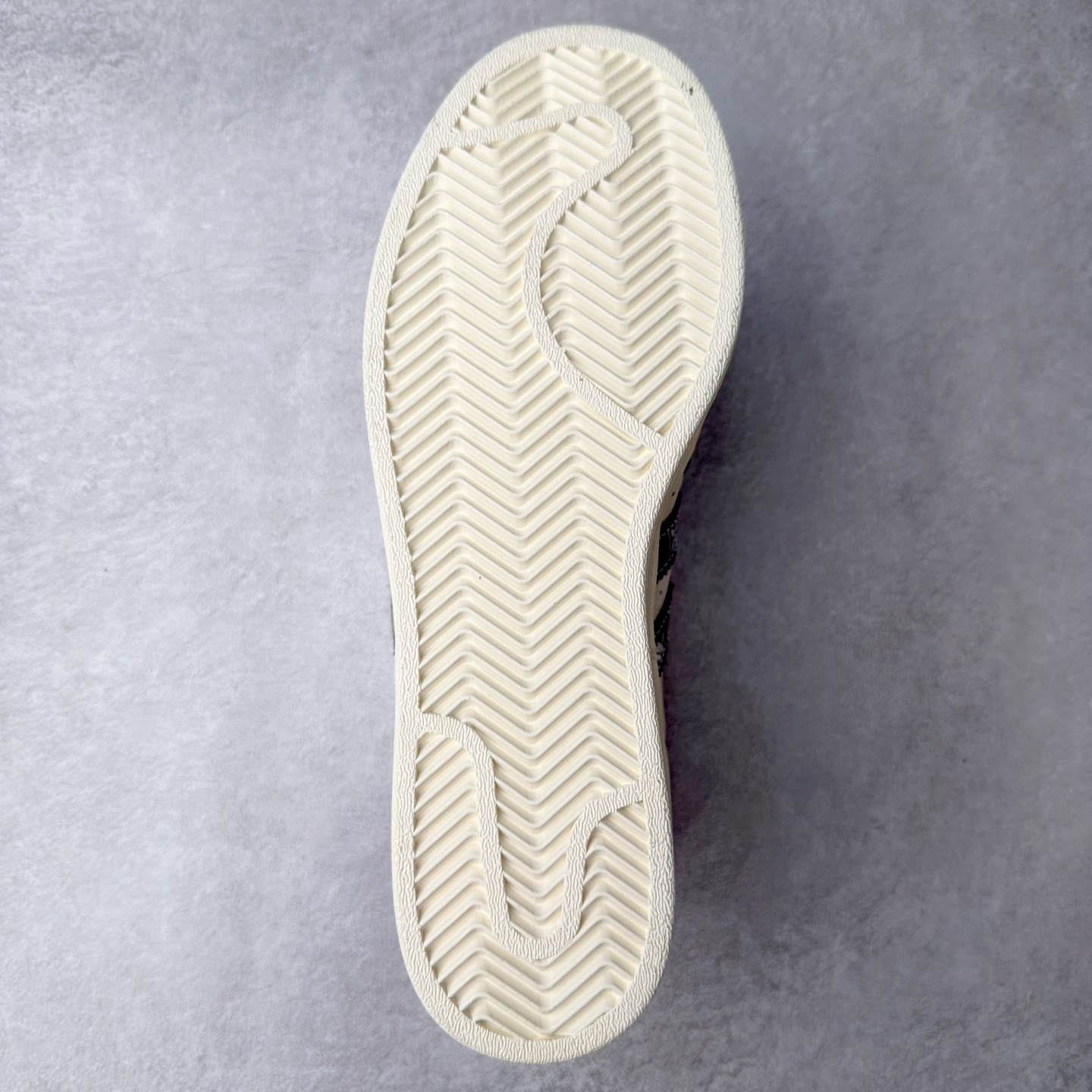 图片[9]-＃C2 AD Originals Superstar 经典复古贝壳头板鞋 AD8009 诞生于1969年 是第一双将全皮面鞋 身与橡胶鞋头结合在一起的低帮篮球鞋 Superstar最开始 是作为高帮篮球鞋Pro Model的低帮版本而出现的 但因为其独特和醒目的橡胶鞋头造型而让大家熟知 被大家形象地称为\\\”shelltoe\\\”贝壳头 在70年代的美国职业篮球场上 接近3/4的NBA球员都将这双Superstar作为场上用鞋 80年代之后 经过不断的改良和发展 Superstar逐渐成为横跨时装、音乐、街头文化、休闲和运动等各大领域的时尚潮鞋 尺码：36 36.5 37 38 38.5 39 40 40.5 41 42 42.5 43 44 44.5 45-选品中心