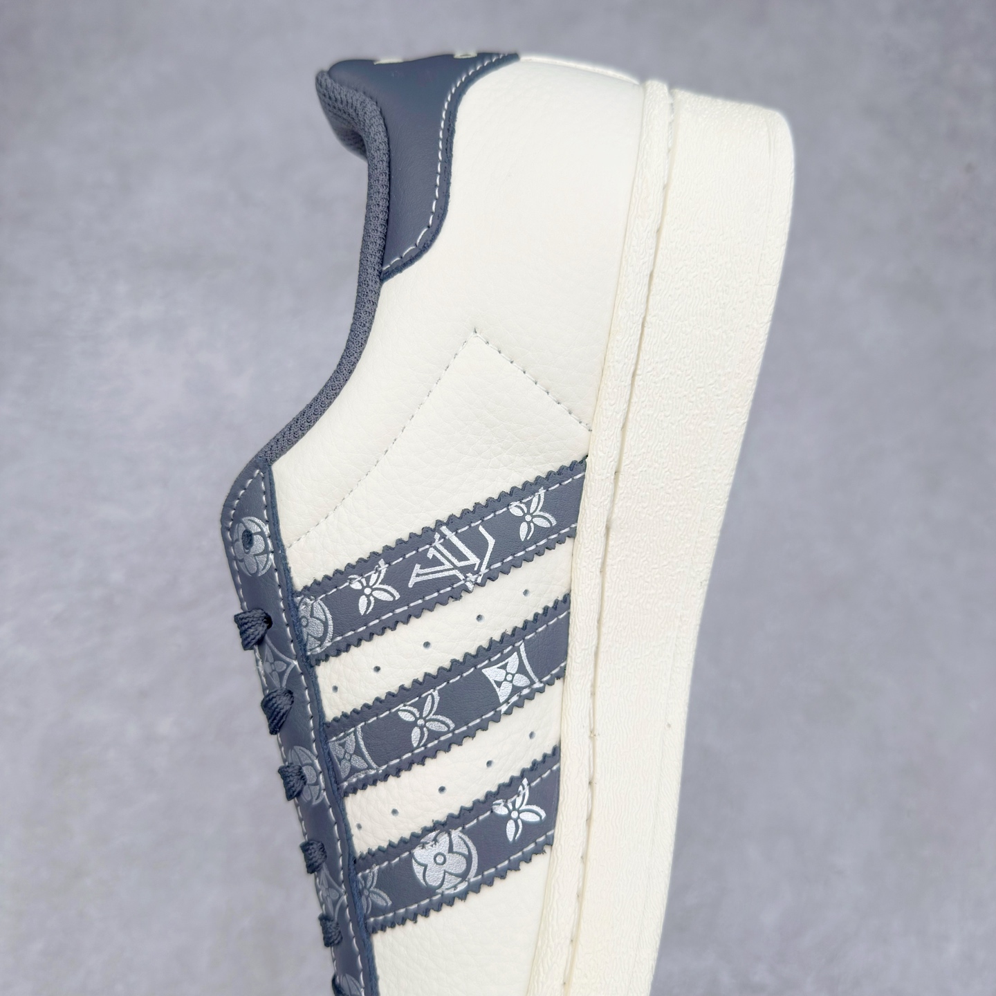 图片[7]-＃C2 AD Originals Superstar 经典复古贝壳头板鞋 AD8009 诞生于1969年 是第一双将全皮面鞋 身与橡胶鞋头结合在一起的低帮篮球鞋 Superstar最开始 是作为高帮篮球鞋Pro Model的低帮版本而出现的 但因为其独特和醒目的橡胶鞋头造型而让大家熟知 被大家形象地称为\\\”shelltoe\\\”贝壳头 在70年代的美国职业篮球场上 接近3/4的NBA球员都将这双Superstar作为场上用鞋 80年代之后 经过不断的改良和发展 Superstar逐渐成为横跨时装、音乐、街头文化、休闲和运动等各大领域的时尚潮鞋 尺码：36 36.5 37 38 38.5 39 40 40.5 41 42 42.5 43 44 44.5 45-选品中心