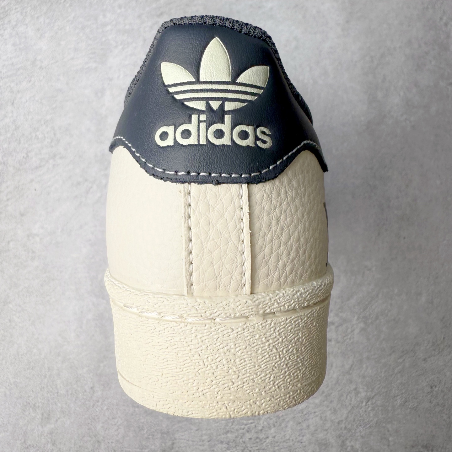 图片[8]-＃C2 AD Originals Superstar 经典复古贝壳头板鞋 AD8009 诞生于1969年 是第一双将全皮面鞋 身与橡胶鞋头结合在一起的低帮篮球鞋 Superstar最开始 是作为高帮篮球鞋Pro Model的低帮版本而出现的 但因为其独特和醒目的橡胶鞋头造型而让大家熟知 被大家形象地称为\\\”shelltoe\\\”贝壳头 在70年代的美国职业篮球场上 接近3/4的NBA球员都将这双Superstar作为场上用鞋 80年代之后 经过不断的改良和发展 Superstar逐渐成为横跨时装、音乐、街头文化、休闲和运动等各大领域的时尚潮鞋 尺码：36 36.5 37 38 38.5 39 40 40.5 41 42 42.5 43 44 44.5 45-选品中心