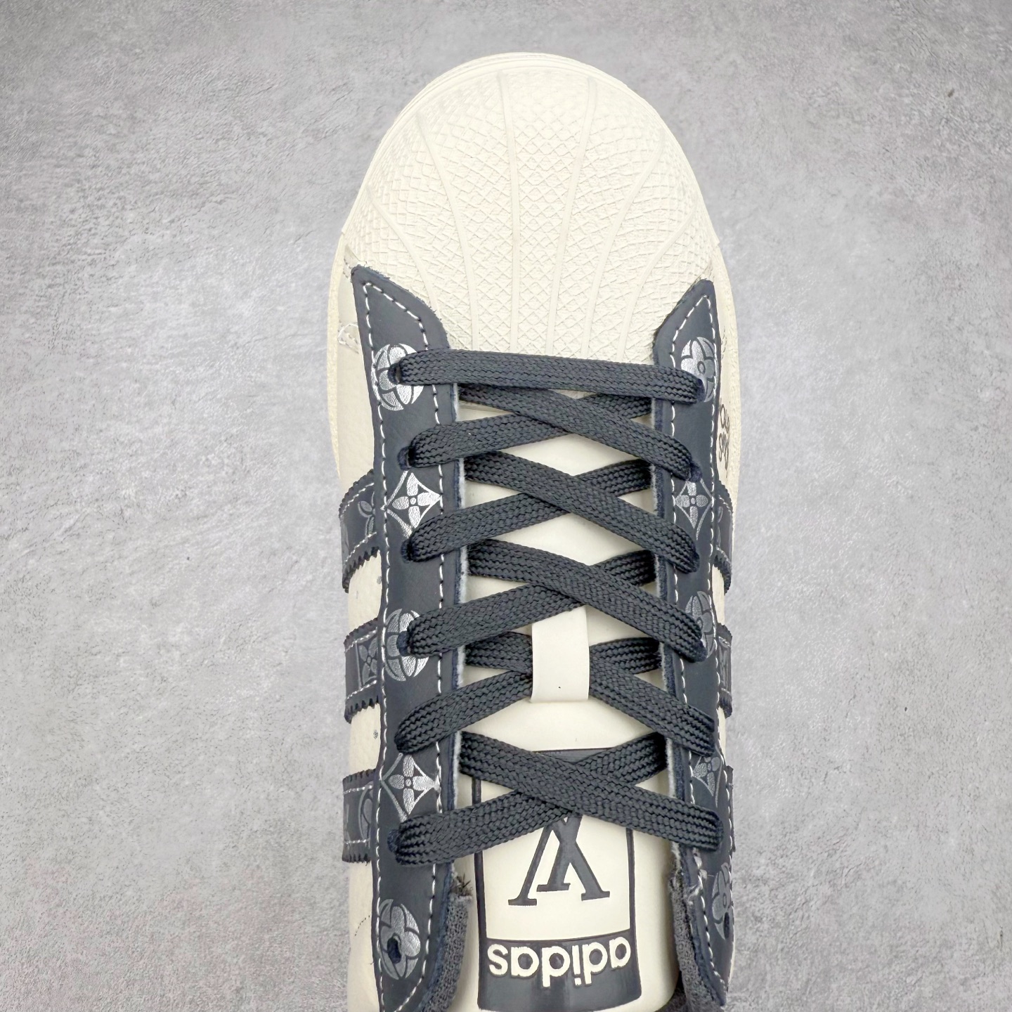 图片[4]-＃C2 AD Originals Superstar 经典复古贝壳头板鞋 AD8009 诞生于1969年 是第一双将全皮面鞋 身与橡胶鞋头结合在一起的低帮篮球鞋 Superstar最开始 是作为高帮篮球鞋Pro Model的低帮版本而出现的 但因为其独特和醒目的橡胶鞋头造型而让大家熟知 被大家形象地称为\\\”shelltoe\\\”贝壳头 在70年代的美国职业篮球场上 接近3/4的NBA球员都将这双Superstar作为场上用鞋 80年代之后 经过不断的改良和发展 Superstar逐渐成为横跨时装、音乐、街头文化、休闲和运动等各大领域的时尚潮鞋 尺码：36 36.5 37 38 38.5 39 40 40.5 41 42 42.5 43 44 44.5 45-选品中心