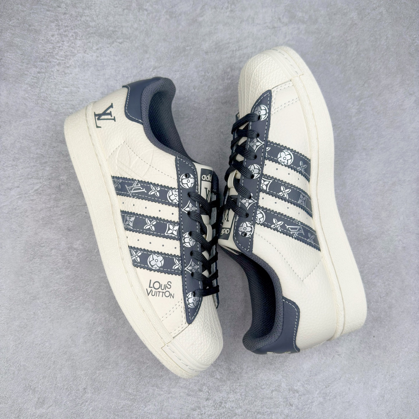 图片[3]-＃C2 AD Originals Superstar 经典复古贝壳头板鞋 AD8009 诞生于1969年 是第一双将全皮面鞋 身与橡胶鞋头结合在一起的低帮篮球鞋 Superstar最开始 是作为高帮篮球鞋Pro Model的低帮版本而出现的 但因为其独特和醒目的橡胶鞋头造型而让大家熟知 被大家形象地称为\\\”shelltoe\\\”贝壳头 在70年代的美国职业篮球场上 接近3/4的NBA球员都将这双Superstar作为场上用鞋 80年代之后 经过不断的改良和发展 Superstar逐渐成为横跨时装、音乐、街头文化、休闲和运动等各大领域的时尚潮鞋 尺码：36 36.5 37 38 38.5 39 40 40.5 41 42 42.5 43 44 44.5 45-选品中心