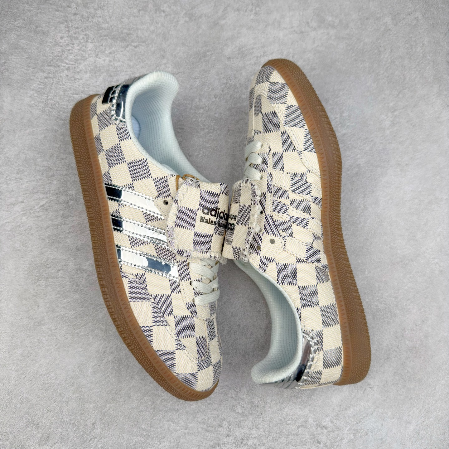 图片[3]-AD Original Samba OG 复古经典轻便板鞋 定制配色 这款桑巴鞋展示了高质量的工艺 带有装饰的超锁缝制和无缝的手感 柔软、柔软的皮革造型和标志性的3条纹完成了精致的外观 正规合身鞋带 鞋面上有绒面鞋垫 橡胶鞋底 享受正畸套筒软感 自50年代首次亮相以来就一直在赢得粉丝的青睐 尺码：36 36.5 37.5 38 38.5 39 40 40.5 41 42 42.5 43 44 44.5 45-选品中心