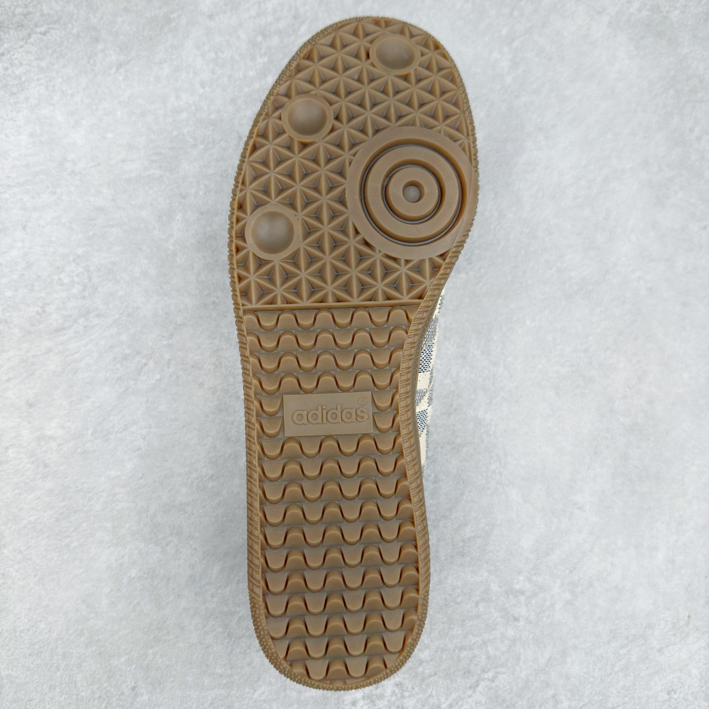 图片[9]-AD Original Samba OG 复古经典轻便板鞋 定制配色 这款桑巴鞋展示了高质量的工艺 带有装饰的超锁缝制和无缝的手感 柔软、柔软的皮革造型和标志性的3条纹完成了精致的外观 正规合身鞋带 鞋面上有绒面鞋垫 橡胶鞋底 享受正畸套筒软感 自50年代首次亮相以来就一直在赢得粉丝的青睐 尺码：36 36.5 37.5 38 38.5 39 40 40.5 41 42 42.5 43 44 44.5 45-选品中心