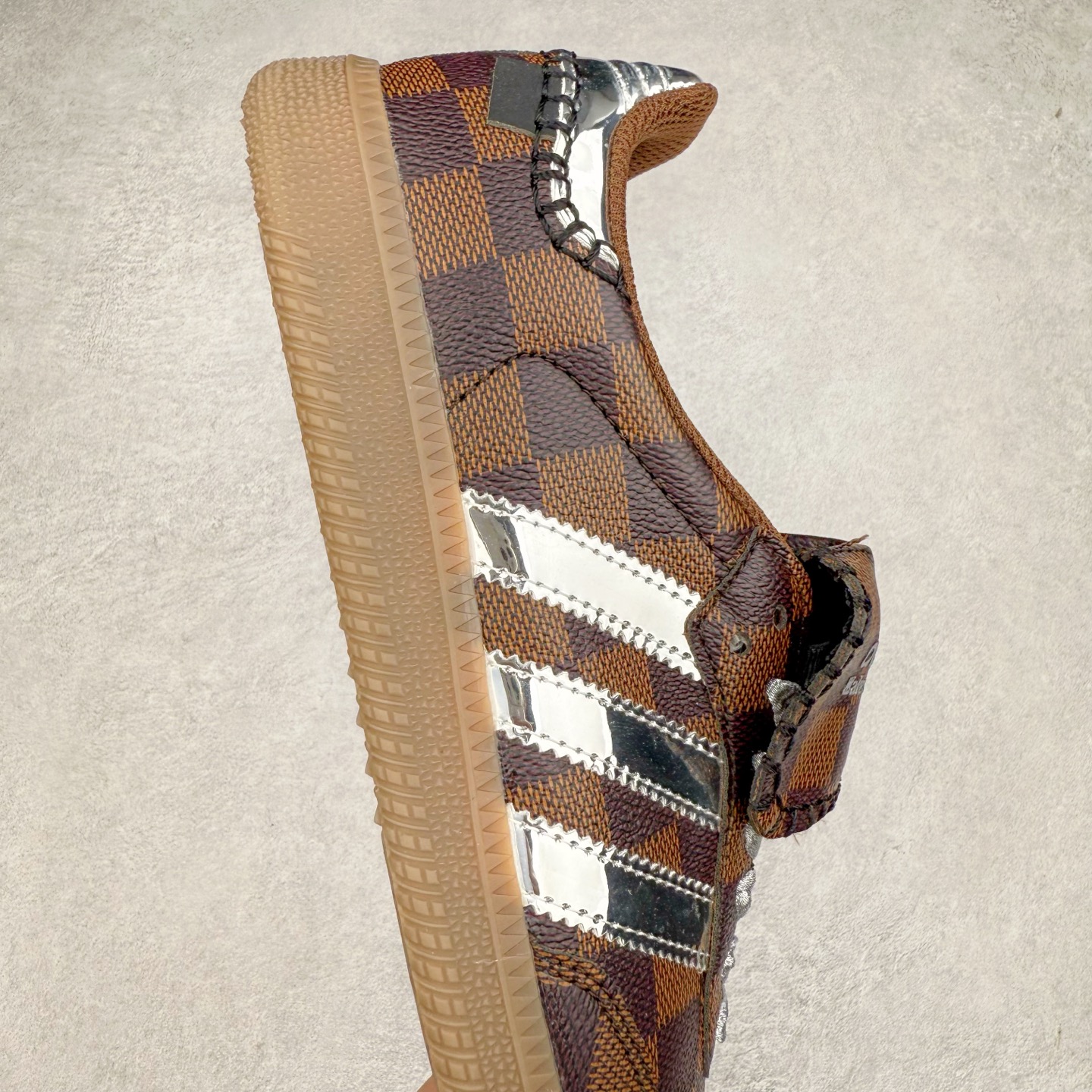 图片[6]-AD Original Samba OG 复古经典轻便板鞋 定制配色 这款桑巴鞋展示了高质量的工艺 带有装饰的超锁缝制和无缝的手感 柔软、柔软的皮革造型和标志性的3条纹完成了精致的外观 正规合身鞋带 鞋面上有绒面鞋垫 橡胶鞋底 享受正畸套筒软感 自50年代首次亮相以来就一直在赢得粉丝的青睐 尺码：36 36.5 37.5 38 38.5 39 40 40.5 41 42 42.5 43 44 44.5 45-选品中心