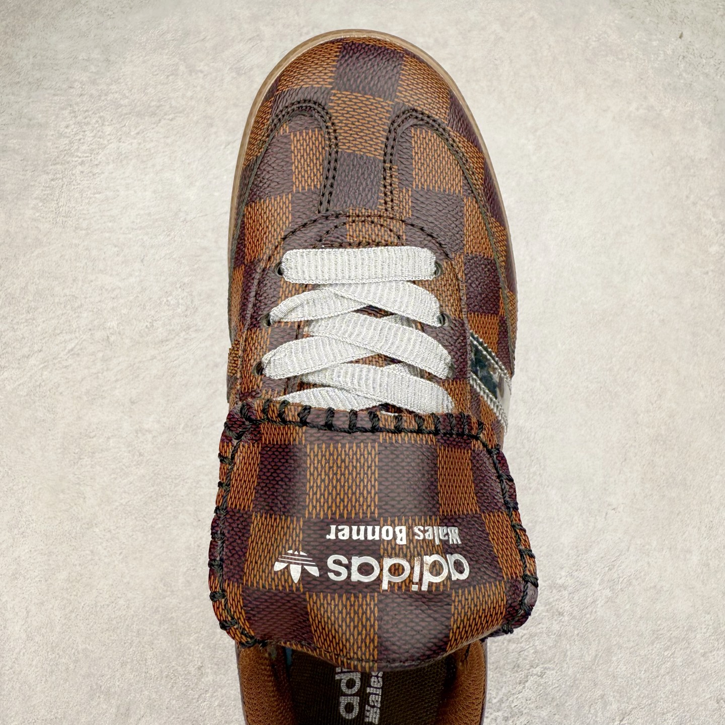 图片[4]-AD Original Samba OG 复古经典轻便板鞋 定制配色 这款桑巴鞋展示了高质量的工艺 带有装饰的超锁缝制和无缝的手感 柔软、柔软的皮革造型和标志性的3条纹完成了精致的外观 正规合身鞋带 鞋面上有绒面鞋垫 橡胶鞋底 享受正畸套筒软感 自50年代首次亮相以来就一直在赢得粉丝的青睐 尺码：36 36.5 37.5 38 38.5 39 40 40.5 41 42 42.5 43 44 44.5 45-选品中心