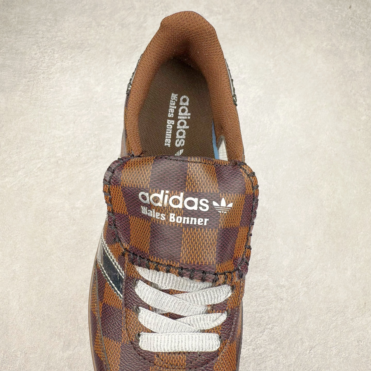 图片[5]-AD Original Samba OG 复古经典轻便板鞋 定制配色 这款桑巴鞋展示了高质量的工艺 带有装饰的超锁缝制和无缝的手感 柔软、柔软的皮革造型和标志性的3条纹完成了精致的外观 正规合身鞋带 鞋面上有绒面鞋垫 橡胶鞋底 享受正畸套筒软感 自50年代首次亮相以来就一直在赢得粉丝的青睐 尺码：36 36.5 37.5 38 38.5 39 40 40.5 41 42 42.5 43 44 44.5 45-选品中心