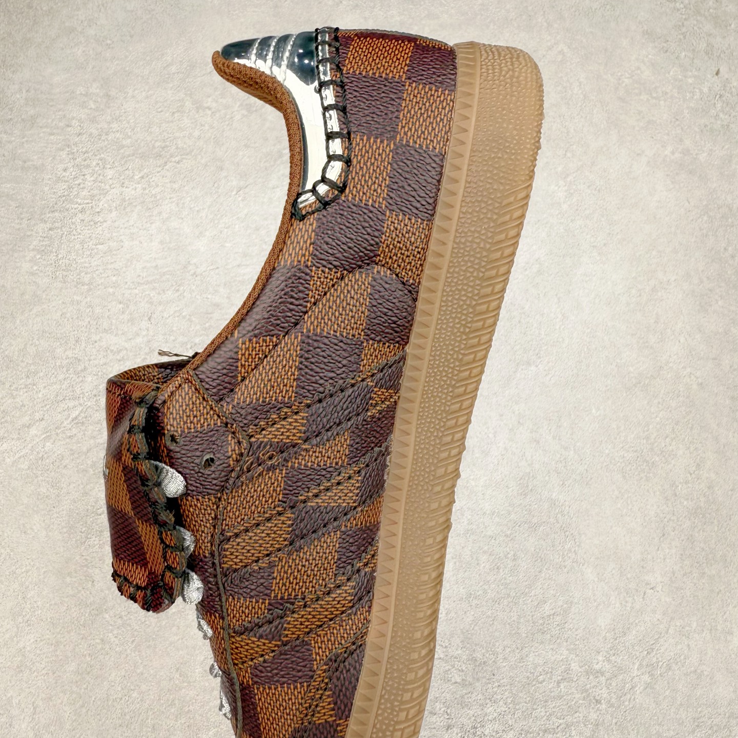 图片[7]-AD Original Samba OG 复古经典轻便板鞋 定制配色 这款桑巴鞋展示了高质量的工艺 带有装饰的超锁缝制和无缝的手感 柔软、柔软的皮革造型和标志性的3条纹完成了精致的外观 正规合身鞋带 鞋面上有绒面鞋垫 橡胶鞋底 享受正畸套筒软感 自50年代首次亮相以来就一直在赢得粉丝的青睐 尺码：36 36.5 37.5 38 38.5 39 40 40.5 41 42 42.5 43 44 44.5 45-选品中心