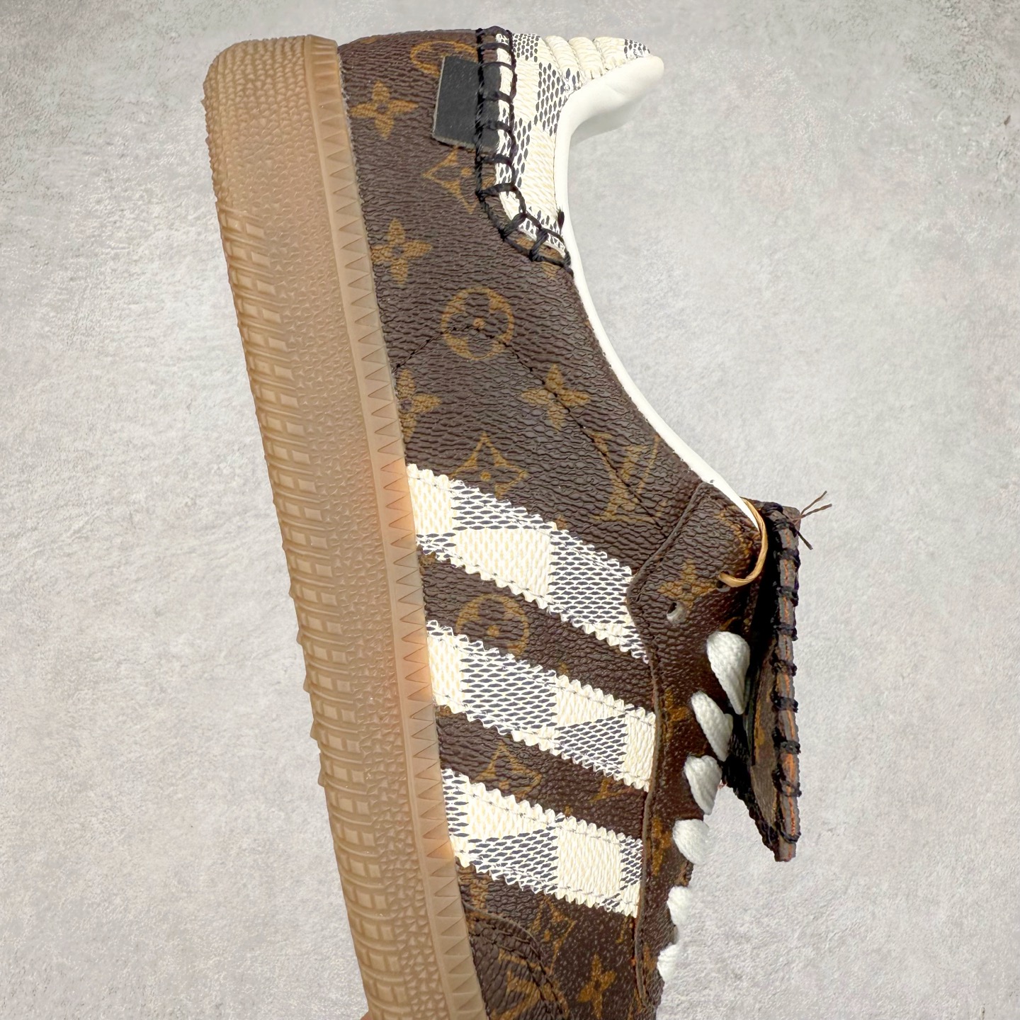 图片[6]-AD Original Samba OG 复古经典轻便板鞋 定制配色 这款桑巴鞋展示了高质量的工艺 带有装饰的超锁缝制和无缝的手感 柔软、柔软的皮革造型和标志性的3条纹完成了精致的外观 正规合身鞋带 鞋面上有绒面鞋垫 橡胶鞋底 享受正畸套筒软感 自50年代首次亮相以来就一直在赢得粉丝的青睐 尺码：36 36.5 37.5 38 38.5 39 40 40.5 41 42 42.5 43 44 44.5 45-选品中心