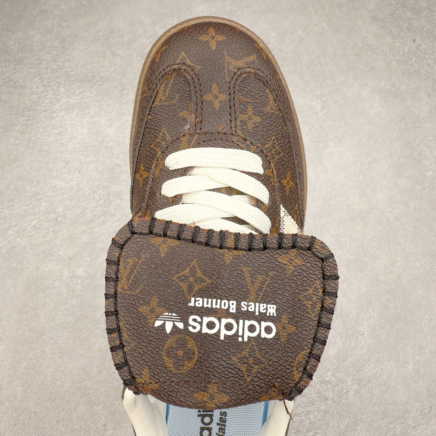 图片[4]-AD Original Samba OG 复古经典轻便板鞋 定制配色 这款桑巴鞋展示了高质量的工艺 带有装饰的超锁缝制和无缝的手感 柔软、柔软的皮革造型和标志性的3条纹完成了精致的外观 正规合身鞋带 鞋面上有绒面鞋垫 橡胶鞋底 享受正畸套筒软感 自50年代首次亮相以来就一直在赢得粉丝的青睐 尺码：36 36.5 37.5 38 38.5 39 40 40.5 41 42 42.5 43 44 44.5 45-选品中心