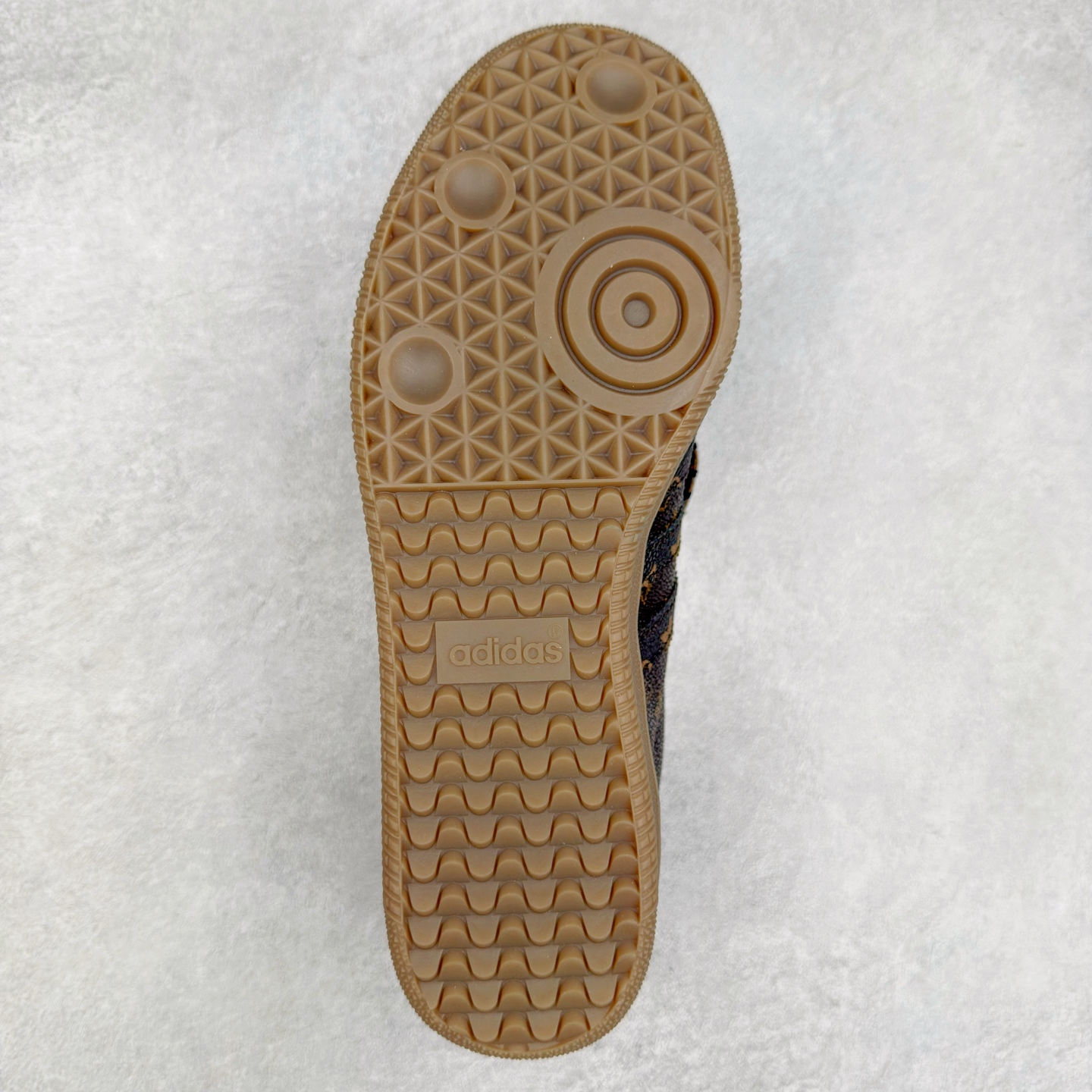 图片[9]-AD Original Samba OG 复古经典轻便板鞋 定制配色 这款桑巴鞋展示了高质量的工艺 带有装饰的超锁缝制和无缝的手感 柔软、柔软的皮革造型和标志性的3条纹完成了精致的外观 正规合身鞋带 鞋面上有绒面鞋垫 橡胶鞋底 享受正畸套筒软感 自50年代首次亮相以来就一直在赢得粉丝的青睐 尺码：36 36.5 37.5 38 38.5 39 40 40.5 41 42 42.5 43 44 44.5 45-选品中心