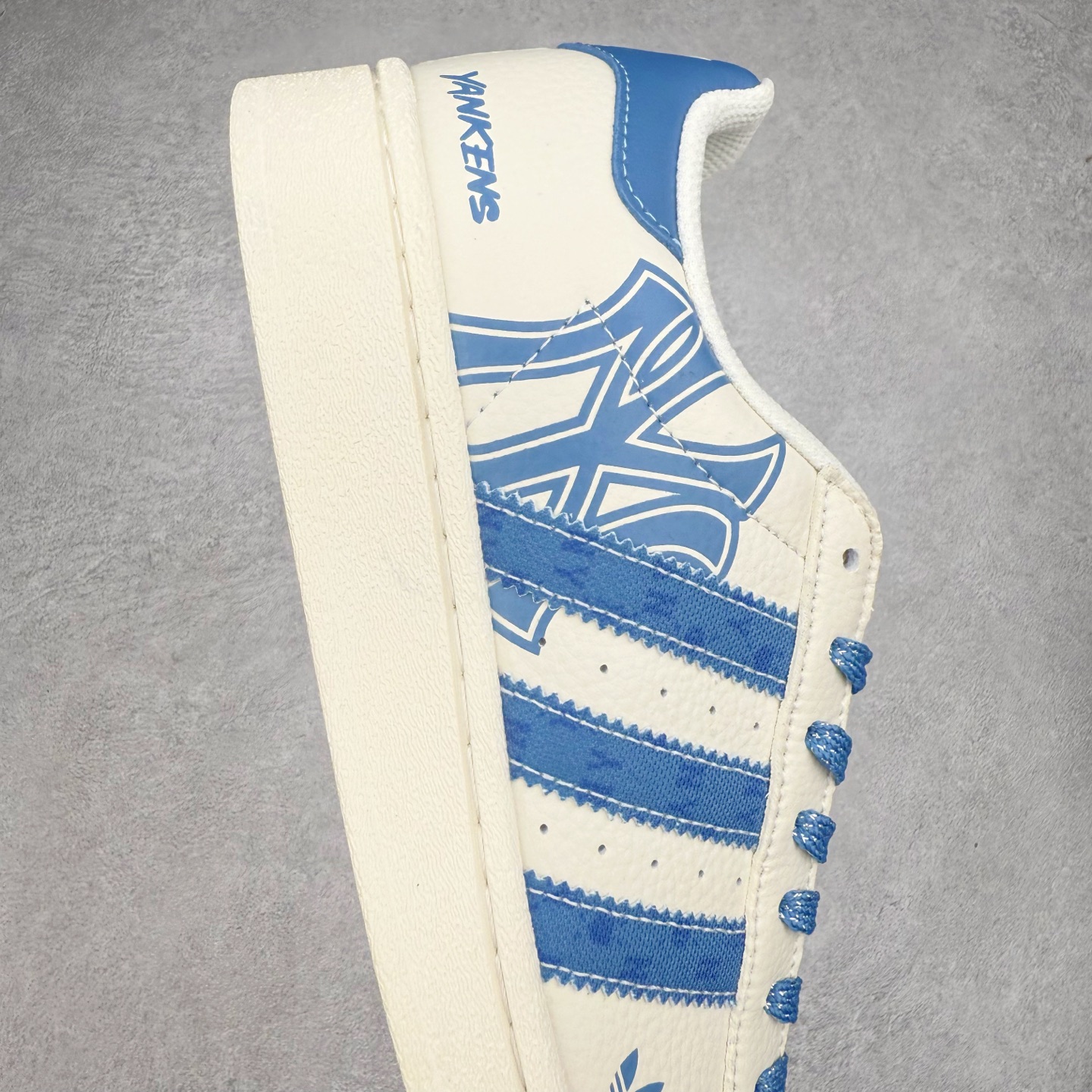 图片[6]-＃C2 AD Originals Superstar 经典复古贝壳头板鞋 XS0012 诞生于1969年 是第一双将全皮面鞋 身与橡胶鞋头结合在一起的低帮篮球鞋 Superstar最开始 是作为高帮篮球鞋Pro Model的低帮版本而出现的 但因为其独特和醒目的橡胶鞋头造型而让大家熟知 被大家形象地称为\\\”shelltoe\\\”贝壳头 在70年代的美国职业篮球场上 接近3/4的NBA球员都将这双Superstar作为场上用鞋 80年代之后 经过不断的改良和发展 Superstar逐渐成为横跨时装、音乐、街头文化、休闲和运动等各大领域的时尚潮鞋 尺码：36 36.5 37 38 38.5 39 40 40.5 41 42 42.5 43 44 44.5 45-选品中心