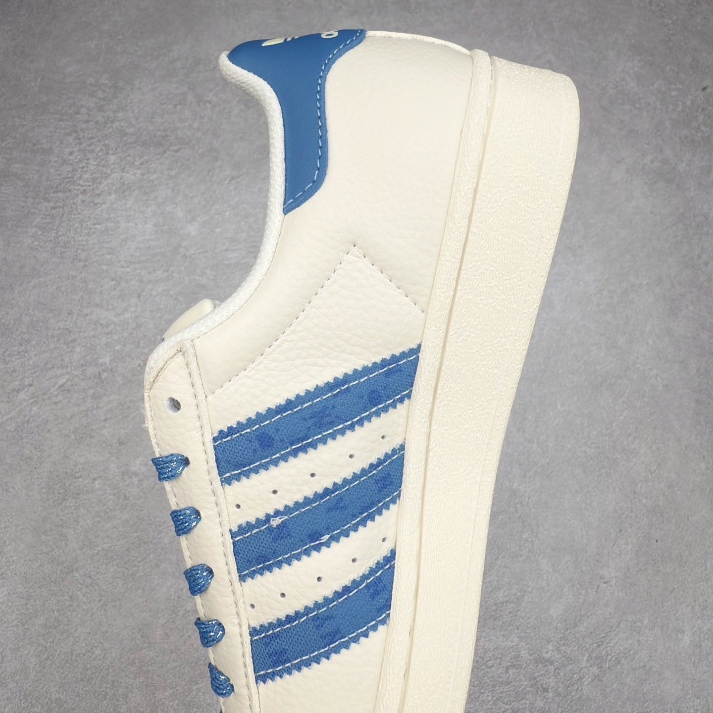 图片[7]-＃C2 AD Originals Superstar 经典复古贝壳头板鞋 XS0012 诞生于1969年 是第一双将全皮面鞋 身与橡胶鞋头结合在一起的低帮篮球鞋 Superstar最开始 是作为高帮篮球鞋Pro Model的低帮版本而出现的 但因为其独特和醒目的橡胶鞋头造型而让大家熟知 被大家形象地称为\\\”shelltoe\\\”贝壳头 在70年代的美国职业篮球场上 接近3/4的NBA球员都将这双Superstar作为场上用鞋 80年代之后 经过不断的改良和发展 Superstar逐渐成为横跨时装、音乐、街头文化、休闲和运动等各大领域的时尚潮鞋 尺码：36 36.5 37 38 38.5 39 40 40.5 41 42 42.5 43 44 44.5 45-选品中心