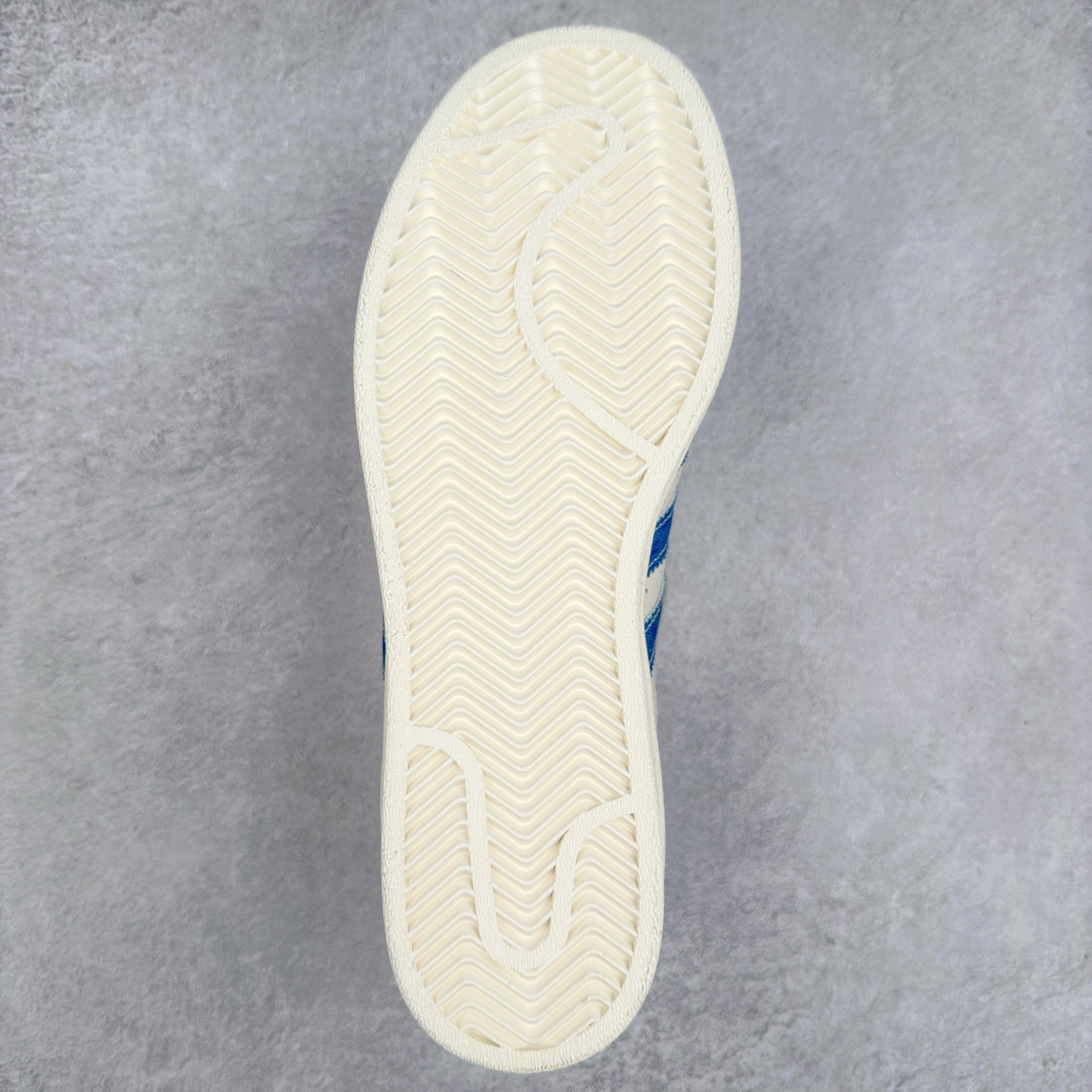 图片[9]-＃C2 AD Originals Superstar 经典复古贝壳头板鞋 XS0012 诞生于1969年 是第一双将全皮面鞋 身与橡胶鞋头结合在一起的低帮篮球鞋 Superstar最开始 是作为高帮篮球鞋Pro Model的低帮版本而出现的 但因为其独特和醒目的橡胶鞋头造型而让大家熟知 被大家形象地称为\\\”shelltoe\\\”贝壳头 在70年代的美国职业篮球场上 接近3/4的NBA球员都将这双Superstar作为场上用鞋 80年代之后 经过不断的改良和发展 Superstar逐渐成为横跨时装、音乐、街头文化、休闲和运动等各大领域的时尚潮鞋 尺码：36 36.5 37 38 38.5 39 40 40.5 41 42 42.5 43 44 44.5 45-选品中心